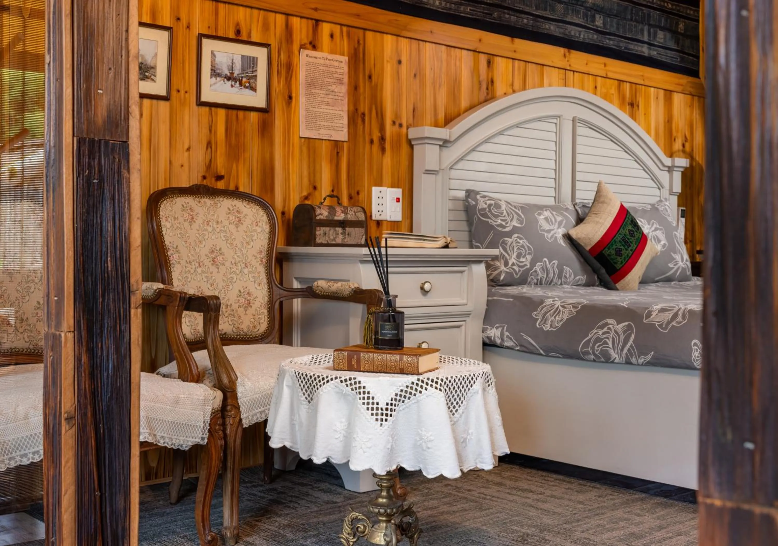 Photo of the whole room, Bed in Ta Phin Cottage