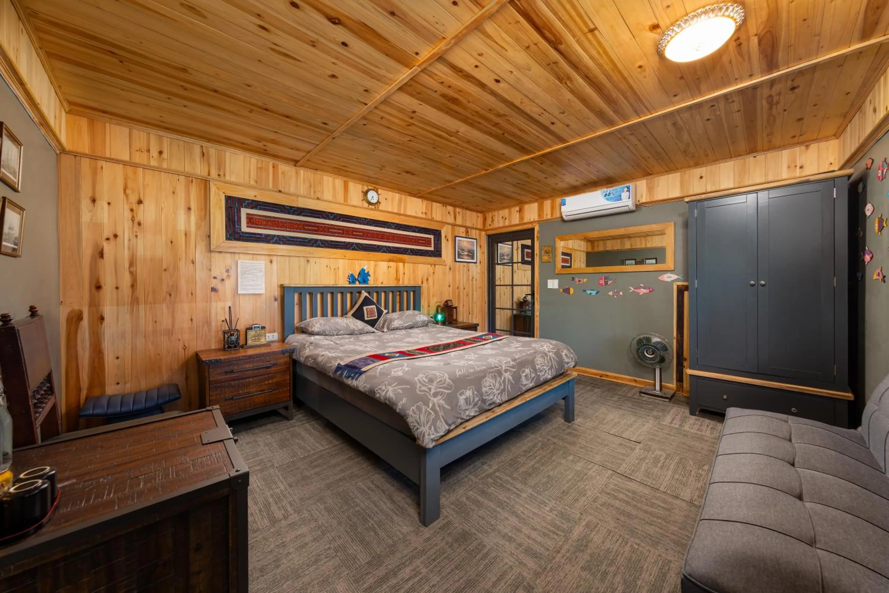 Photo of the whole room, Bed in Ta Phin Cottage