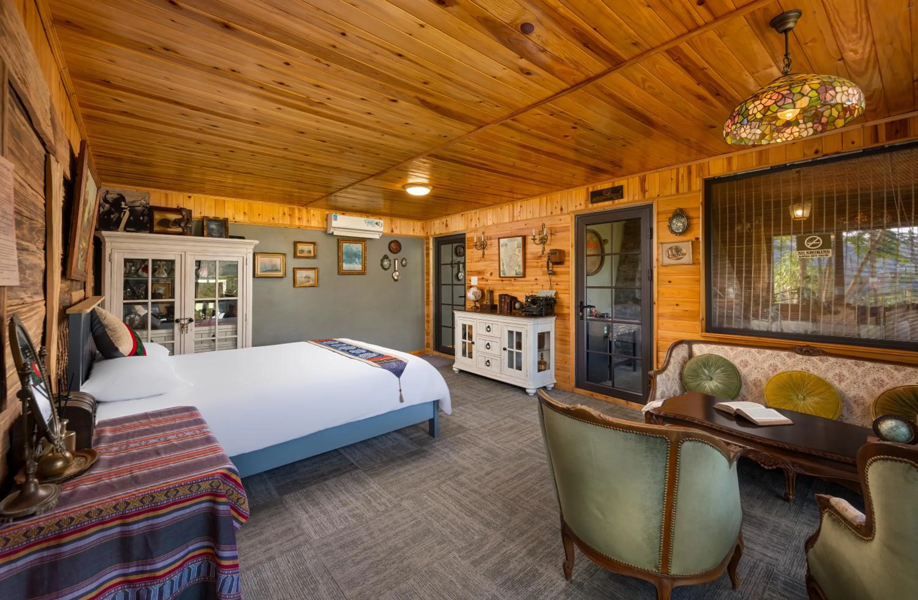 Photo of the whole room, Bed in Ta Phin Cottage