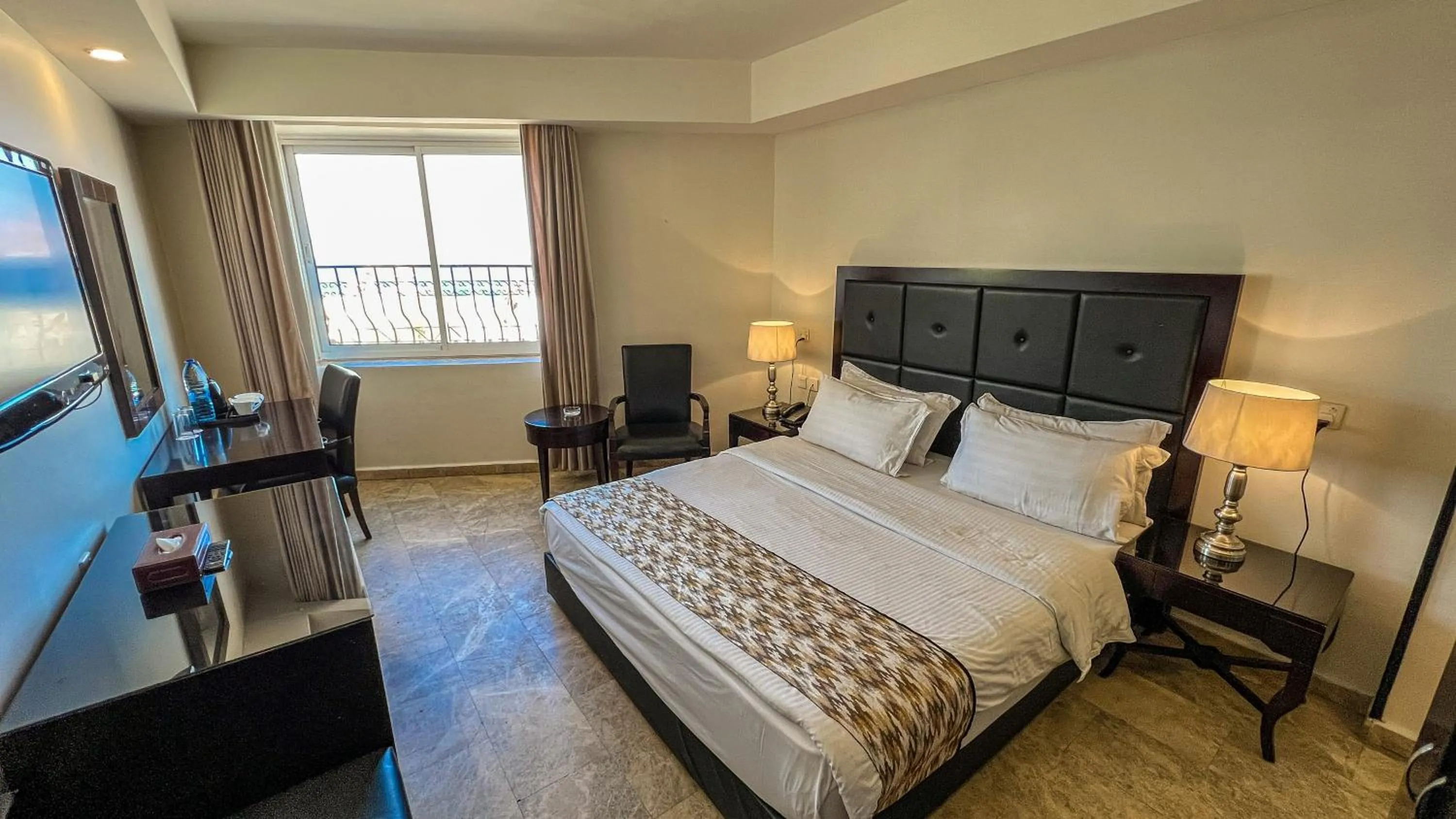 Communal lounge/ TV room in Yafko Hotel