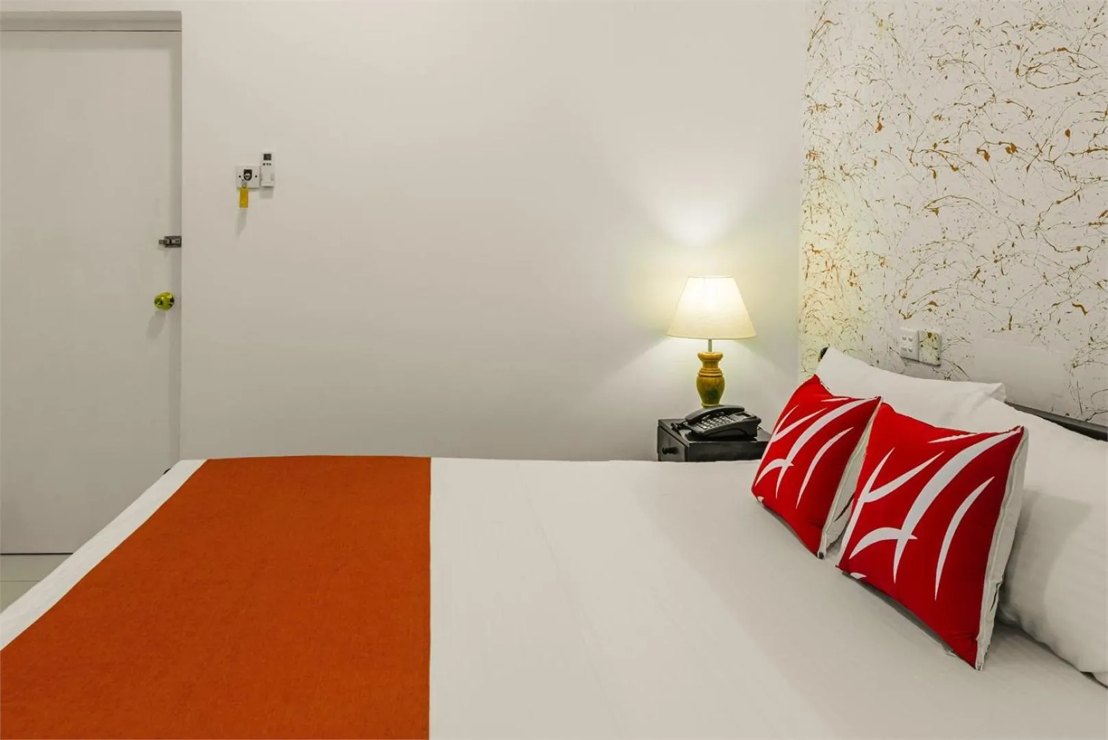 Photo of the whole room, Bed in Beverly Hills Hotel