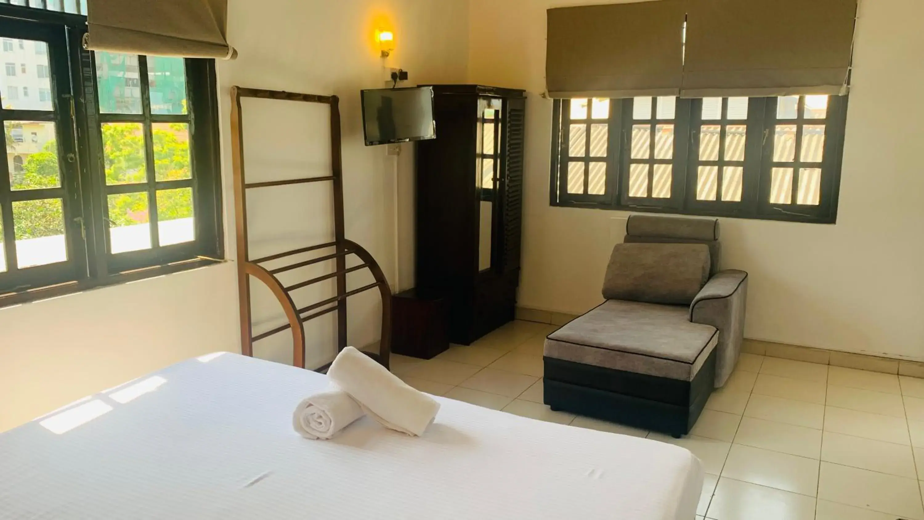 One-Bedroom Apartment with Balcony in Beverly Hills Hotel One-Bedroom Apartment with Balcony in Beverly Hills Hotel