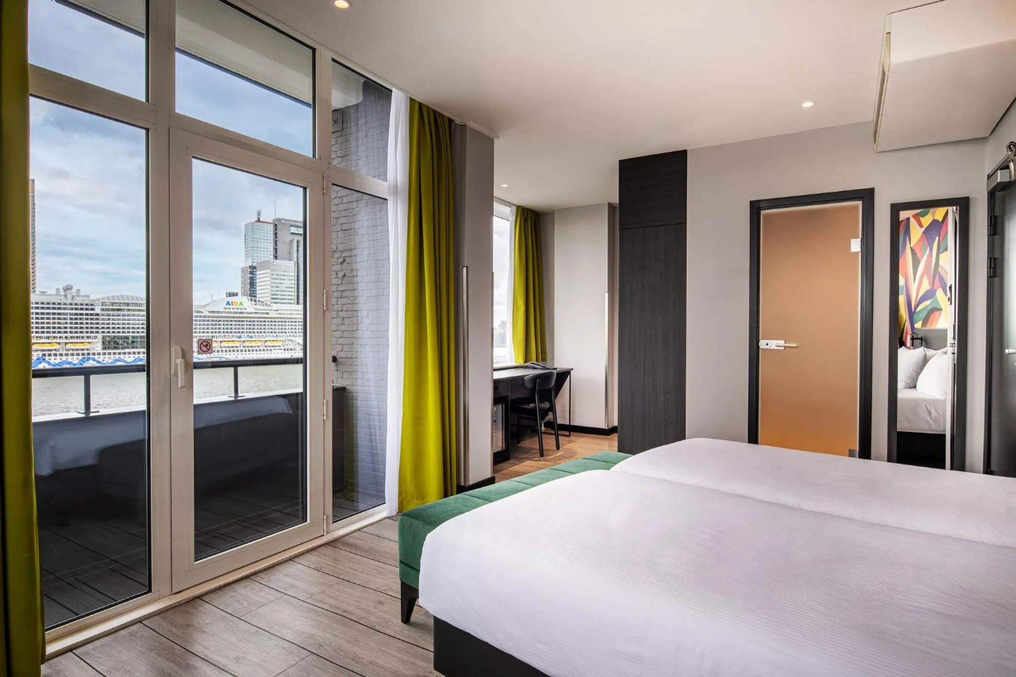 View (from property/room), Bed in Thon Hotel Rotterdam City Centre