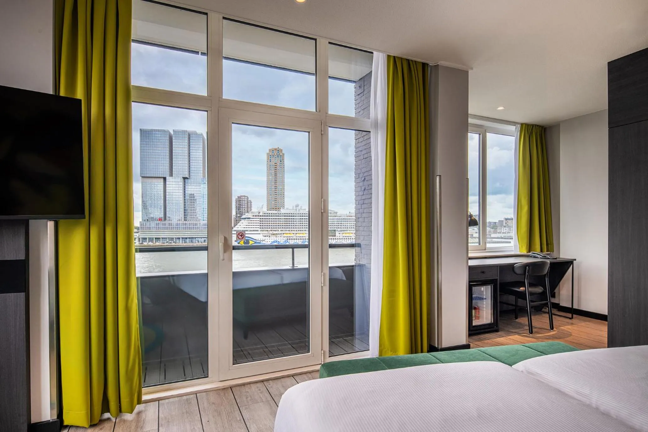 View (from property/room), Bed in Thon Hotel Rotterdam City Centre