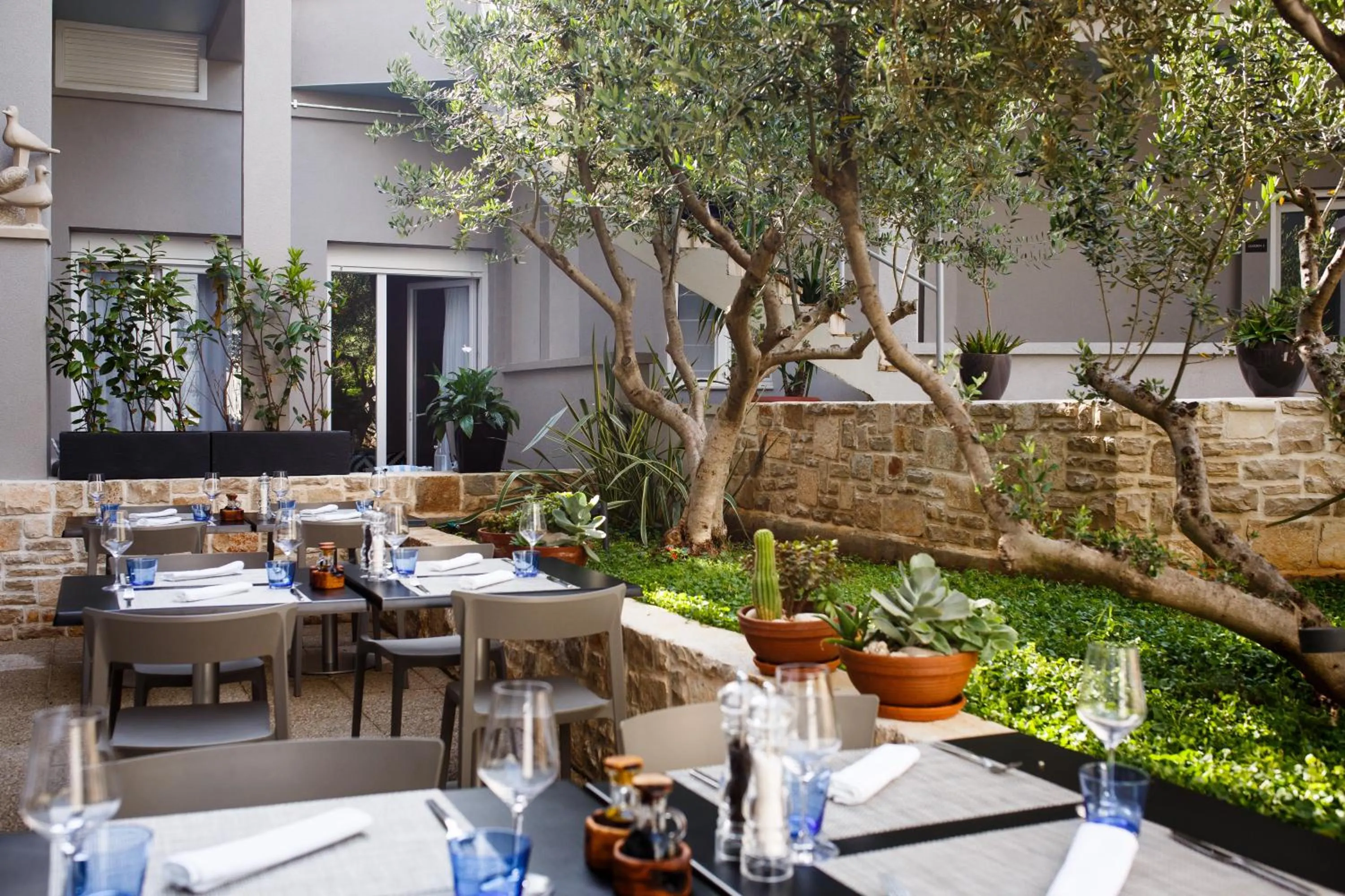 Restaurant/places to eat in Hotel Osam - Adults Only