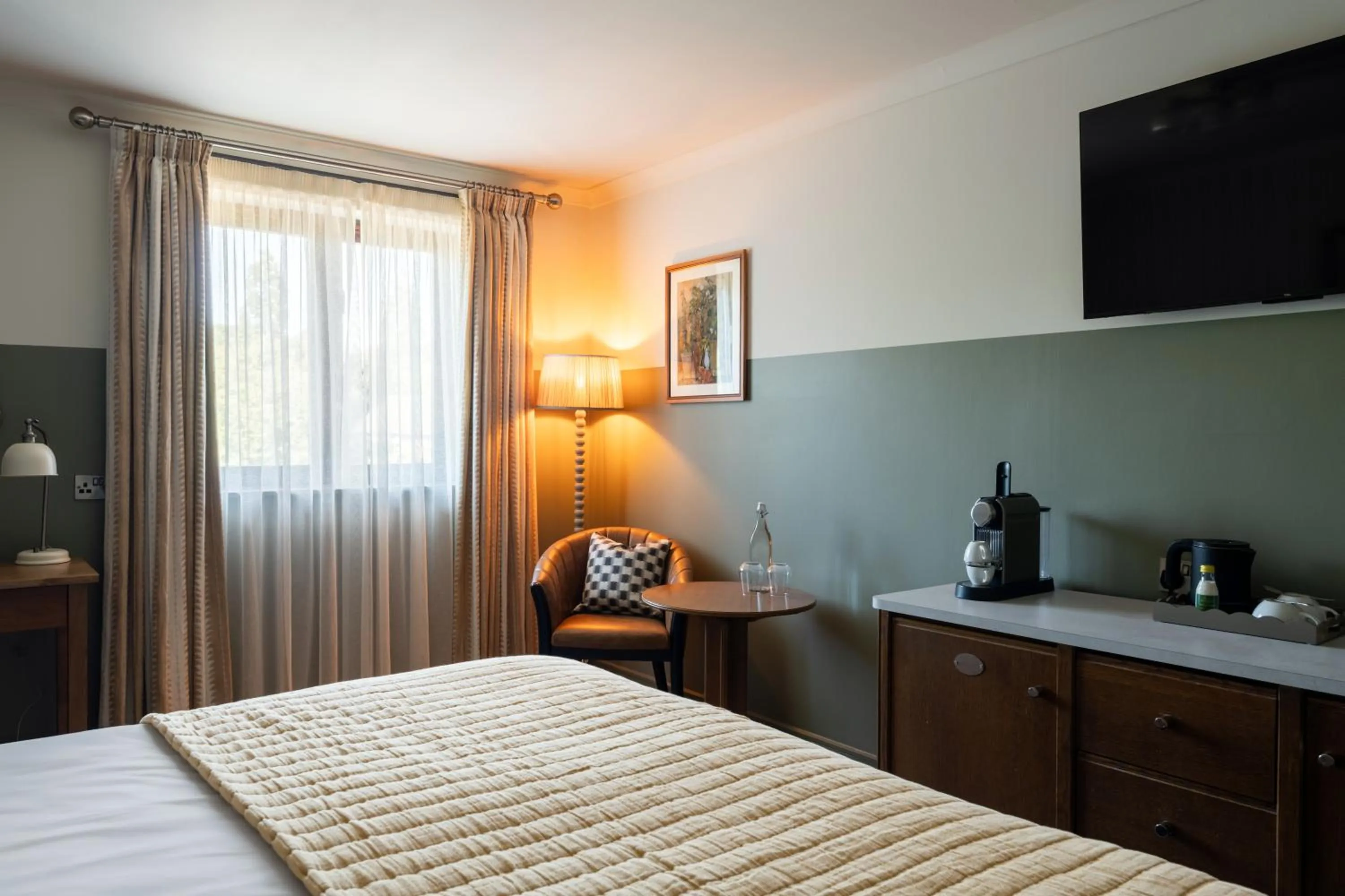 Bedroom, Bed in Crown Hotel