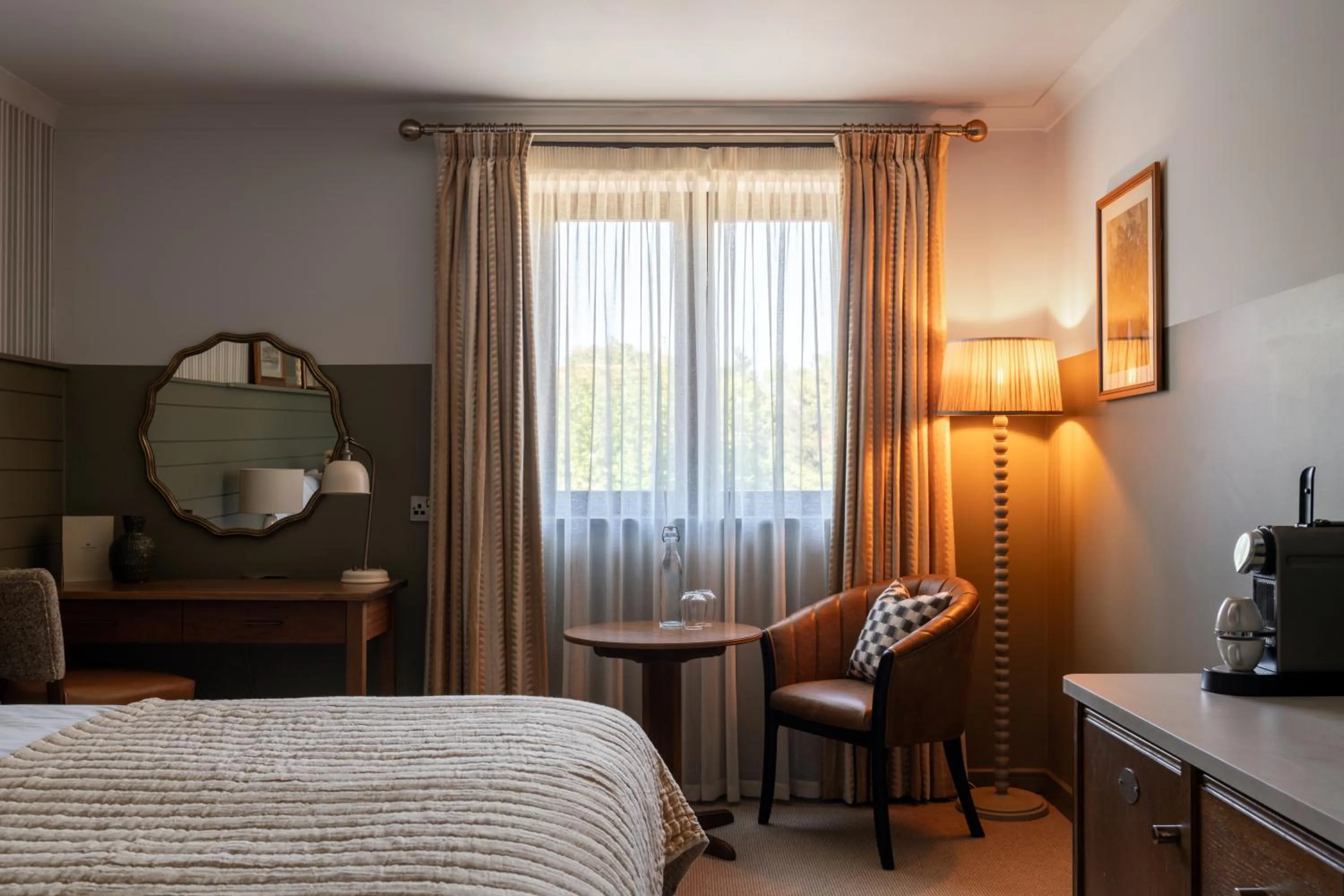 Bedroom, Bed in Crown Hotel