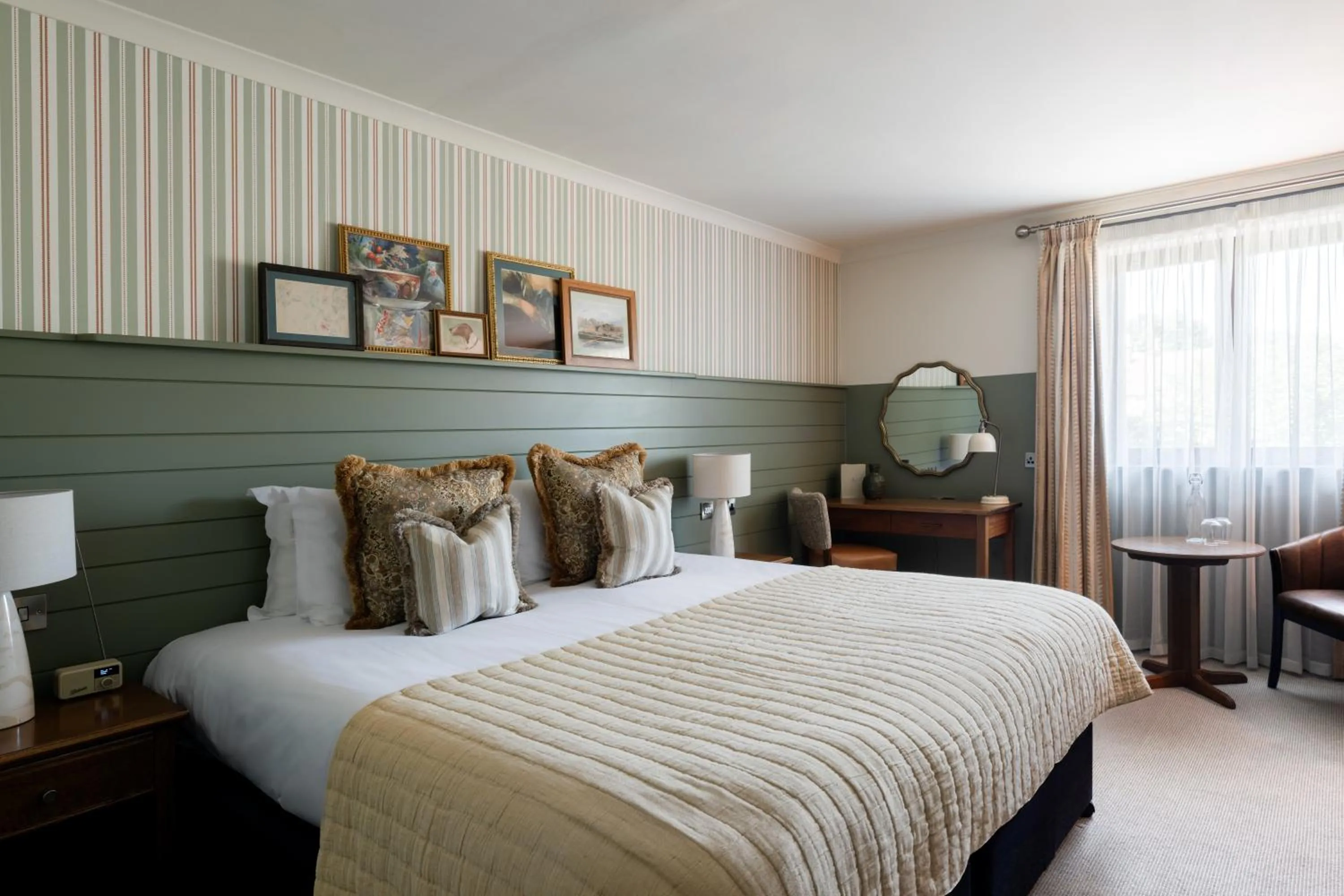 Bedroom, Bed in Crown Hotel