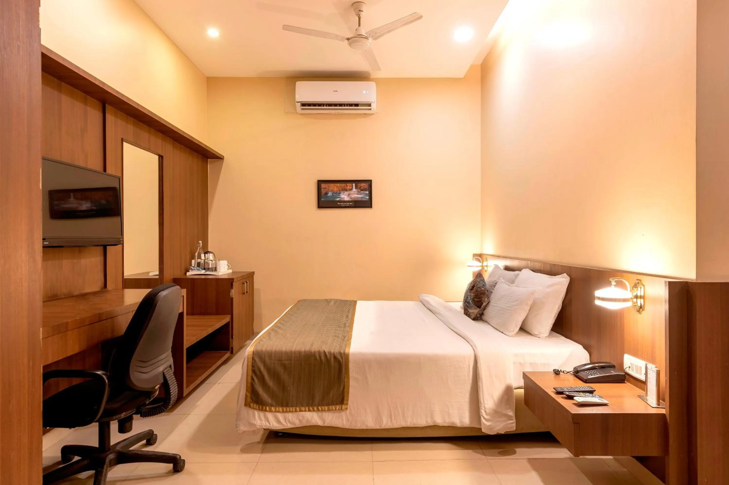 Bedroom, Bed in Kwality's Motel Shiraz