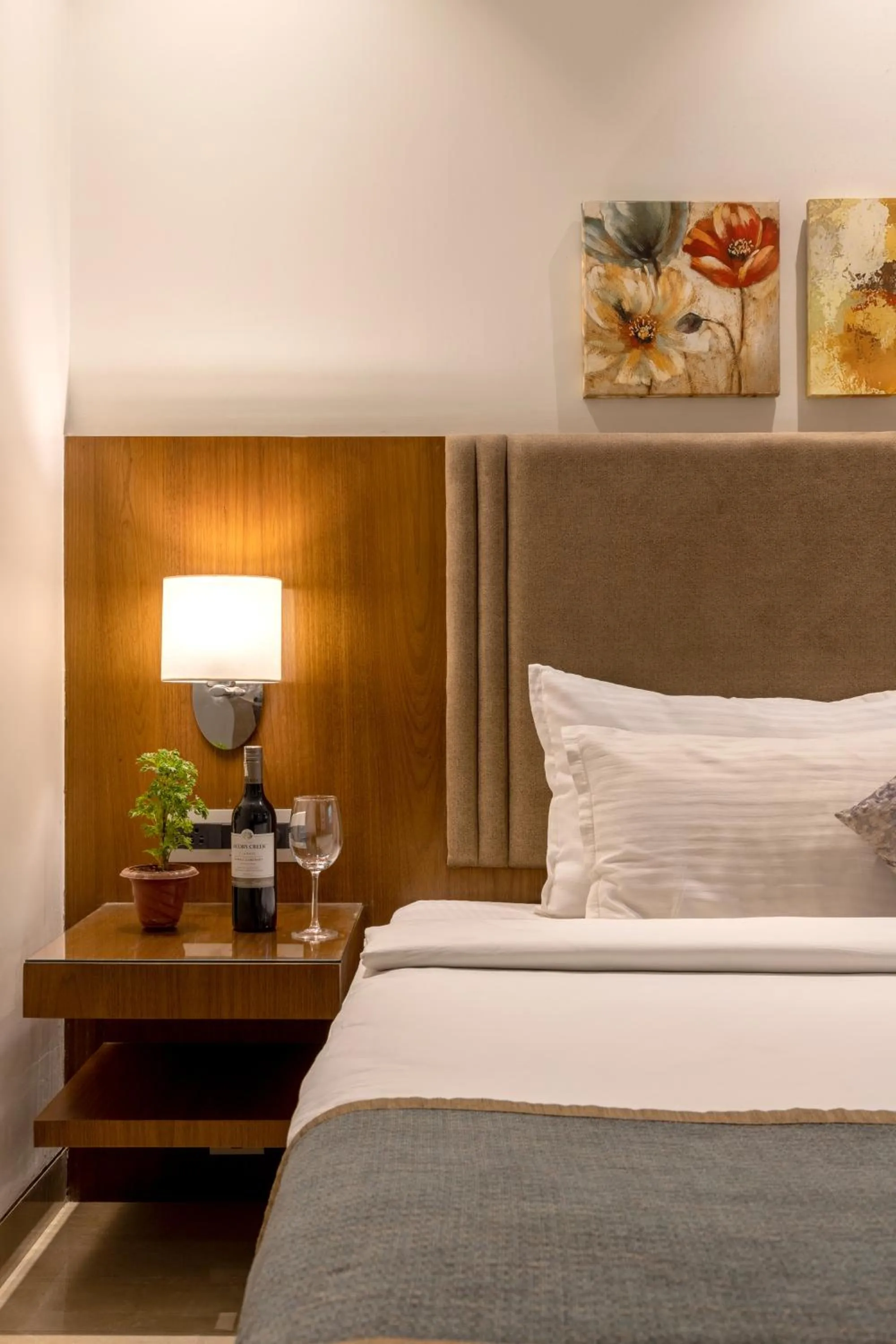 Bedroom, Bed in Kwality's Motel Shiraz