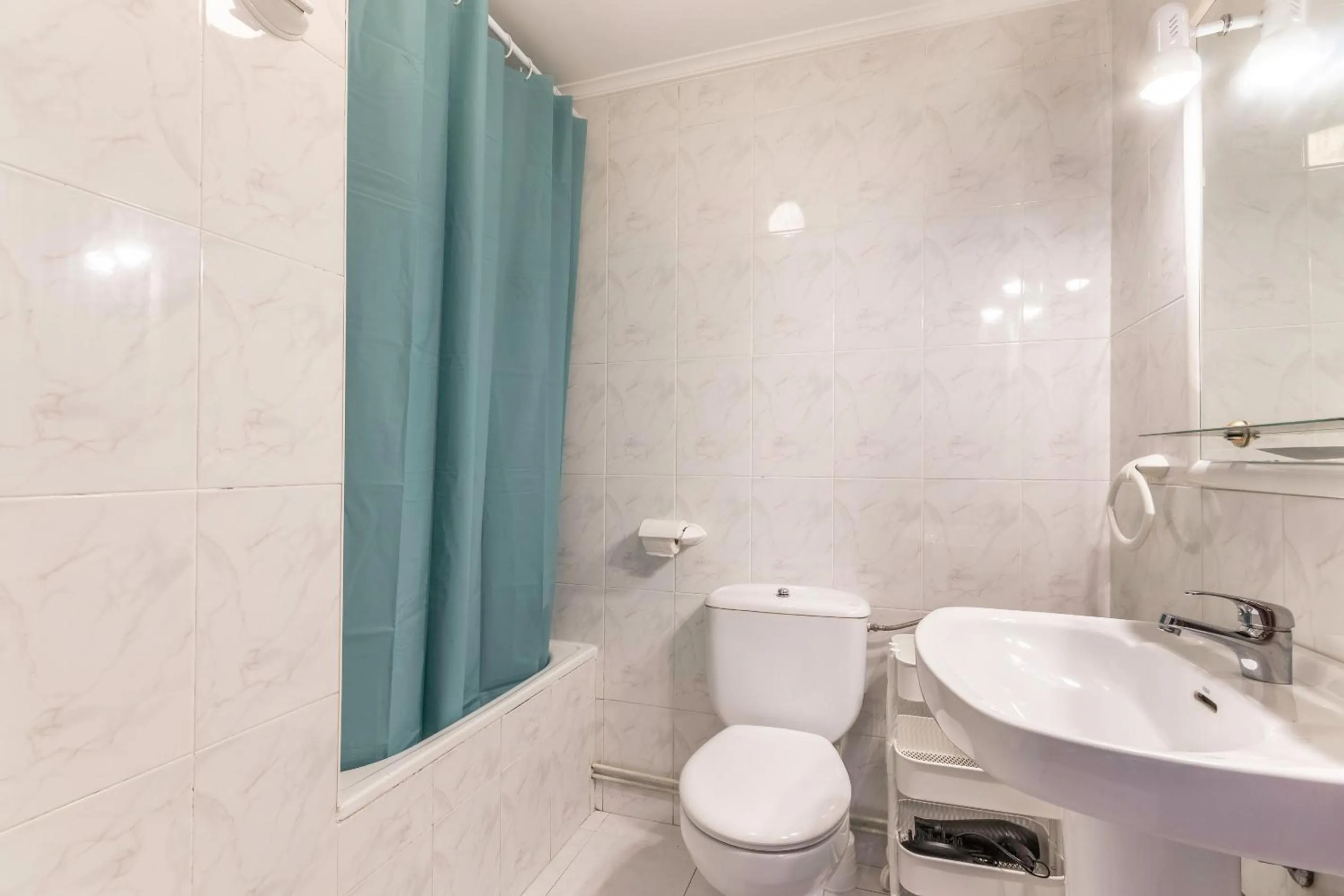 Shower in La Arena Apartamentos Zierbena