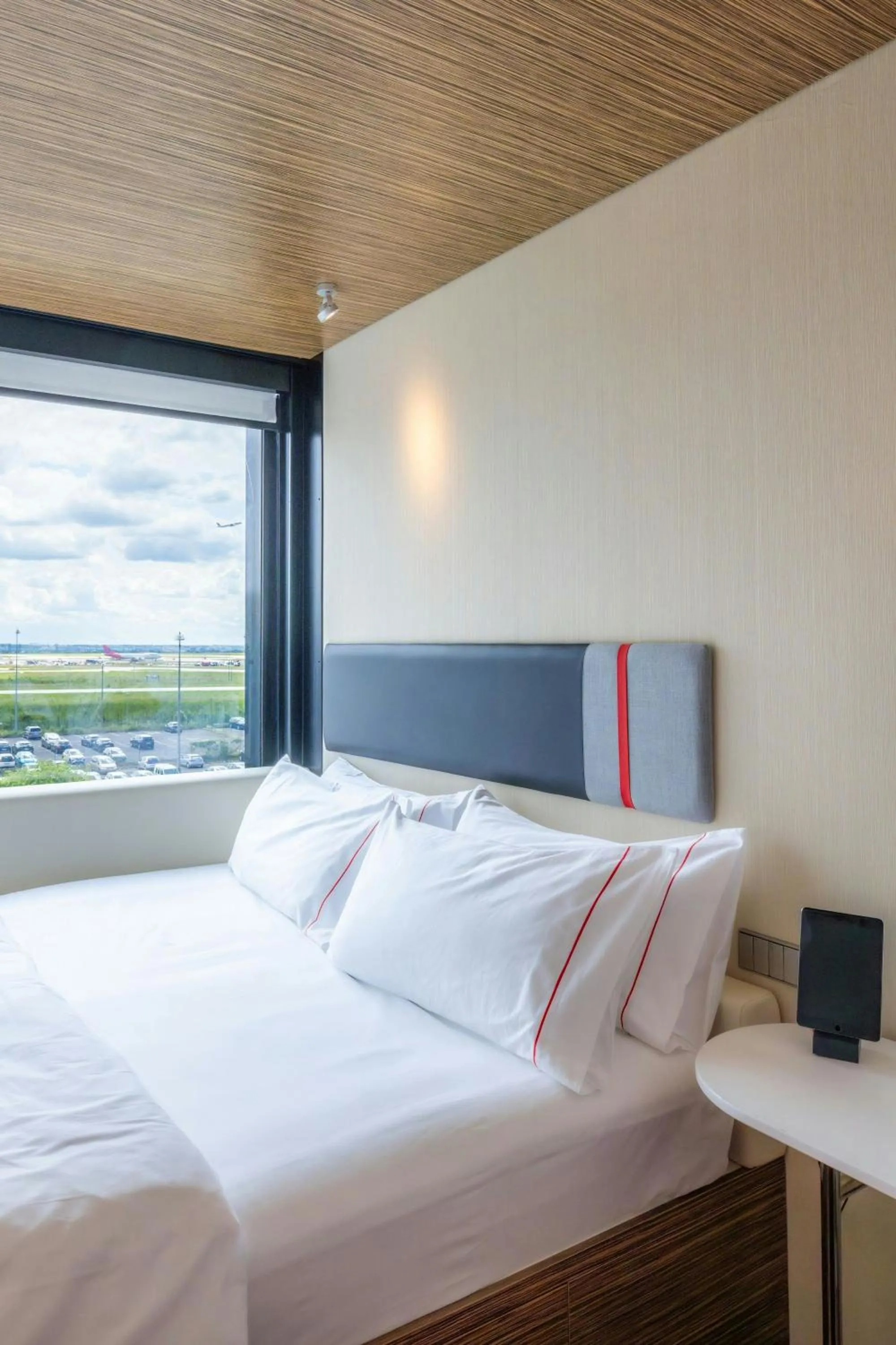 Bedroom, Bed in citizenM Paris Charles de Gaulle Airport