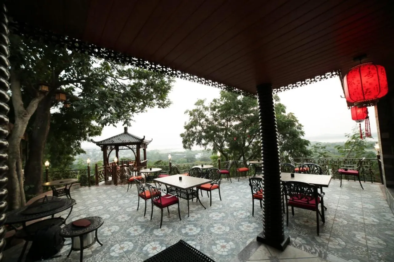 Restaurant/places to eat in Noor-Us-Sabah Palace