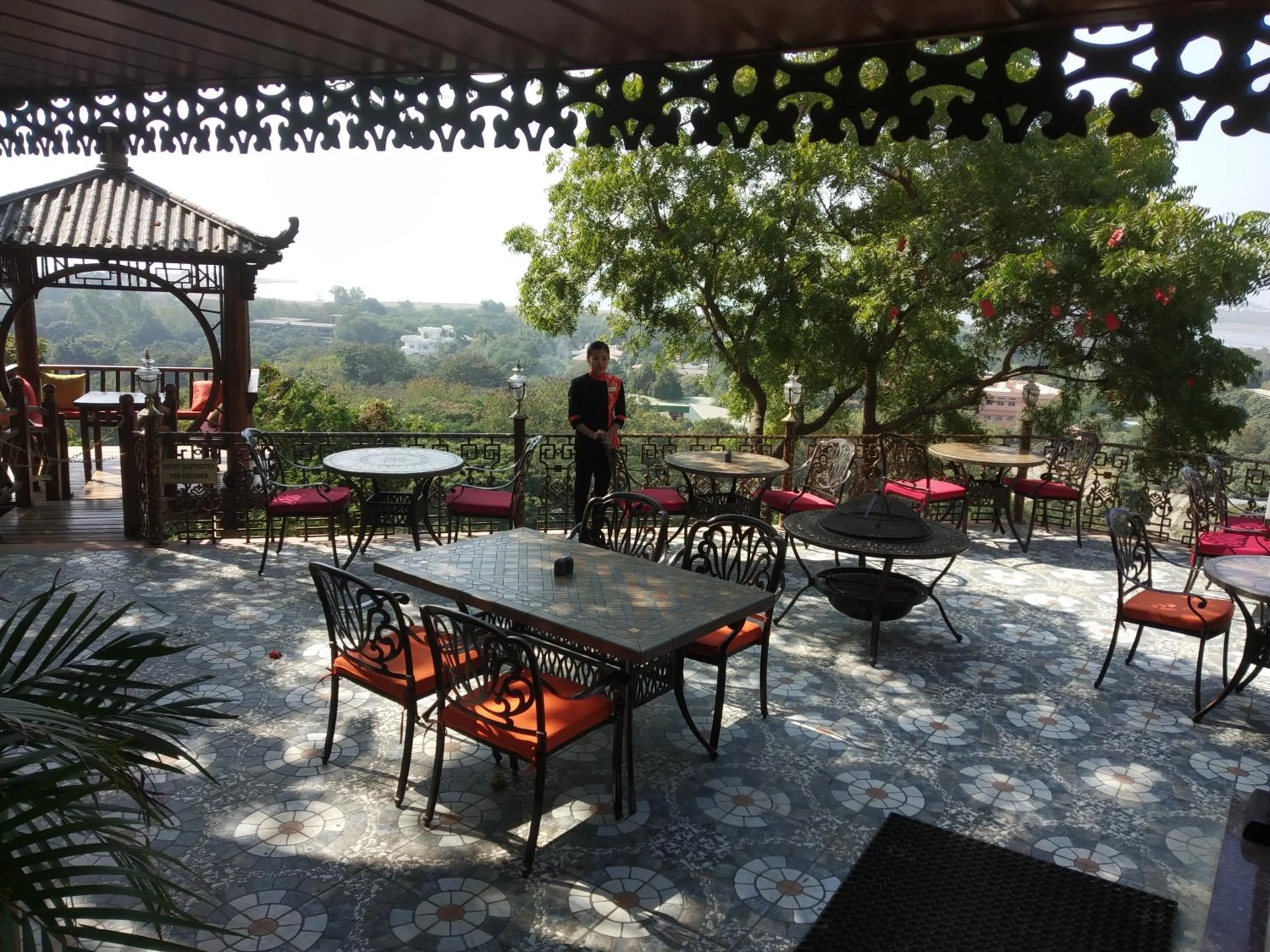 Restaurant/places to eat in Noor-Us-Sabah Palace