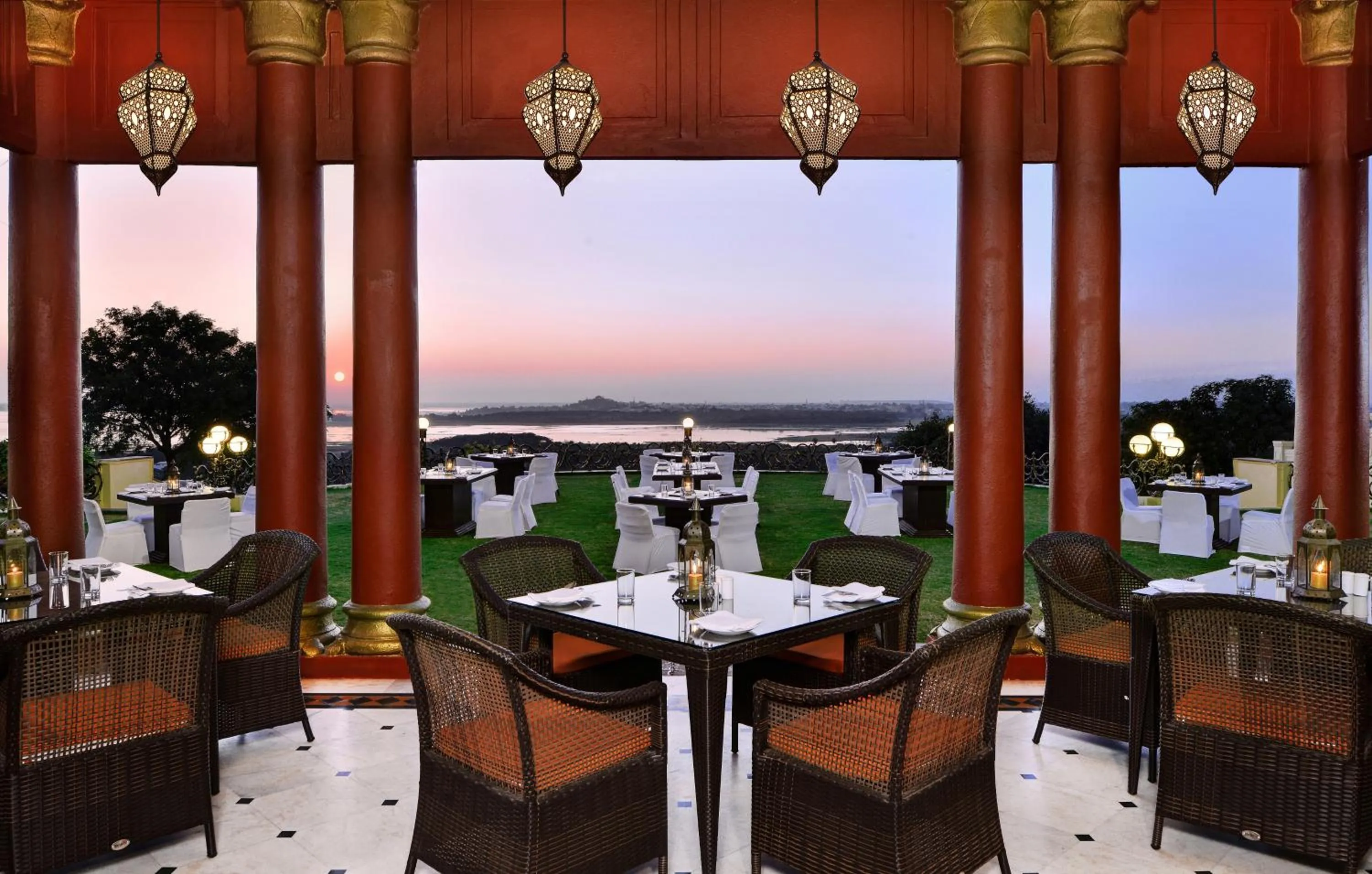 Restaurant/places to eat in Noor-Us-Sabah Palace