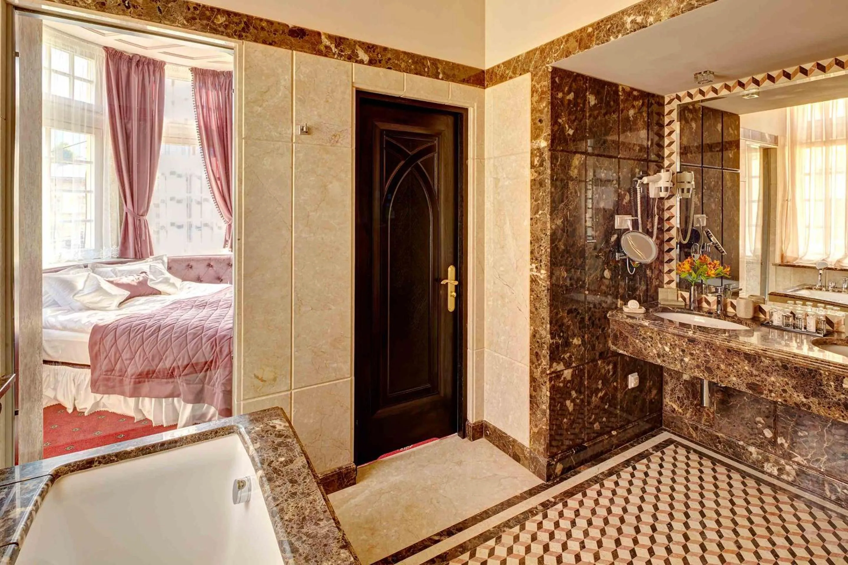 Bathroom, Bed in Hotel Atlas Deluxe