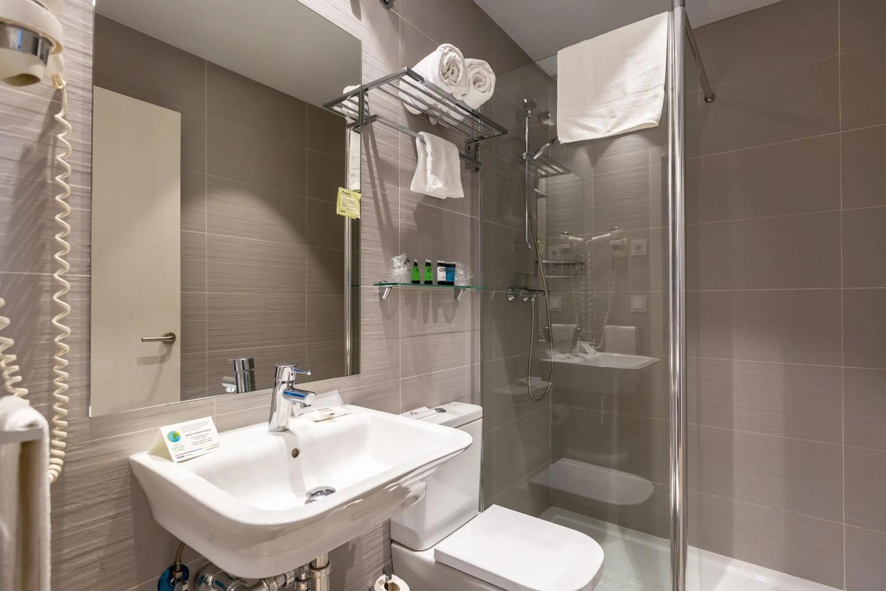 Shower in Casual del Jazz San Sebastián