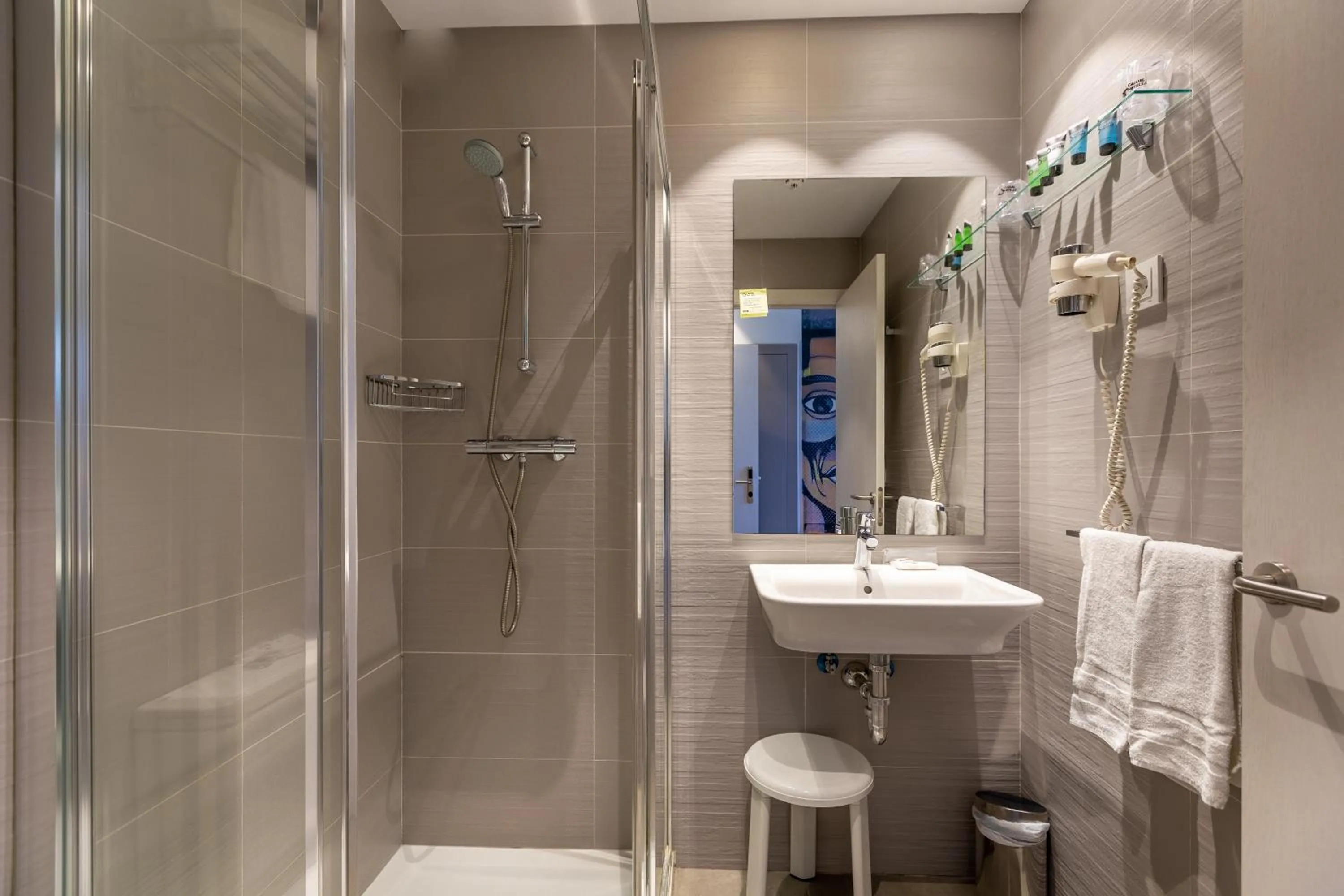 Shower in Casual del Jazz San Sebastián