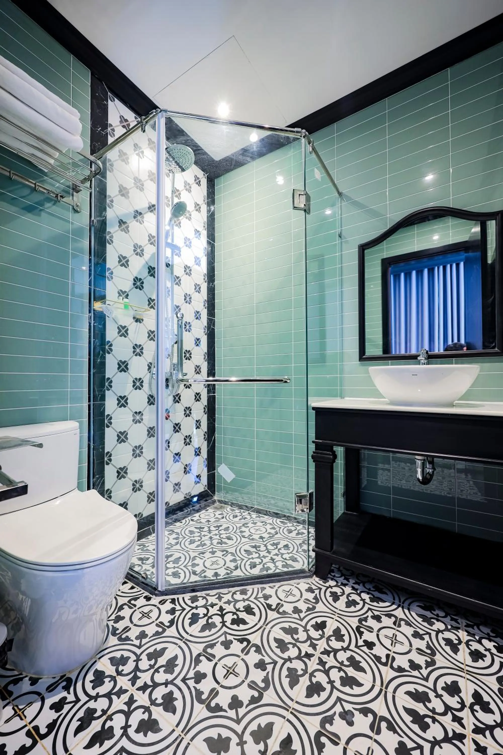 Shower in SUNSET BAY RETREAT