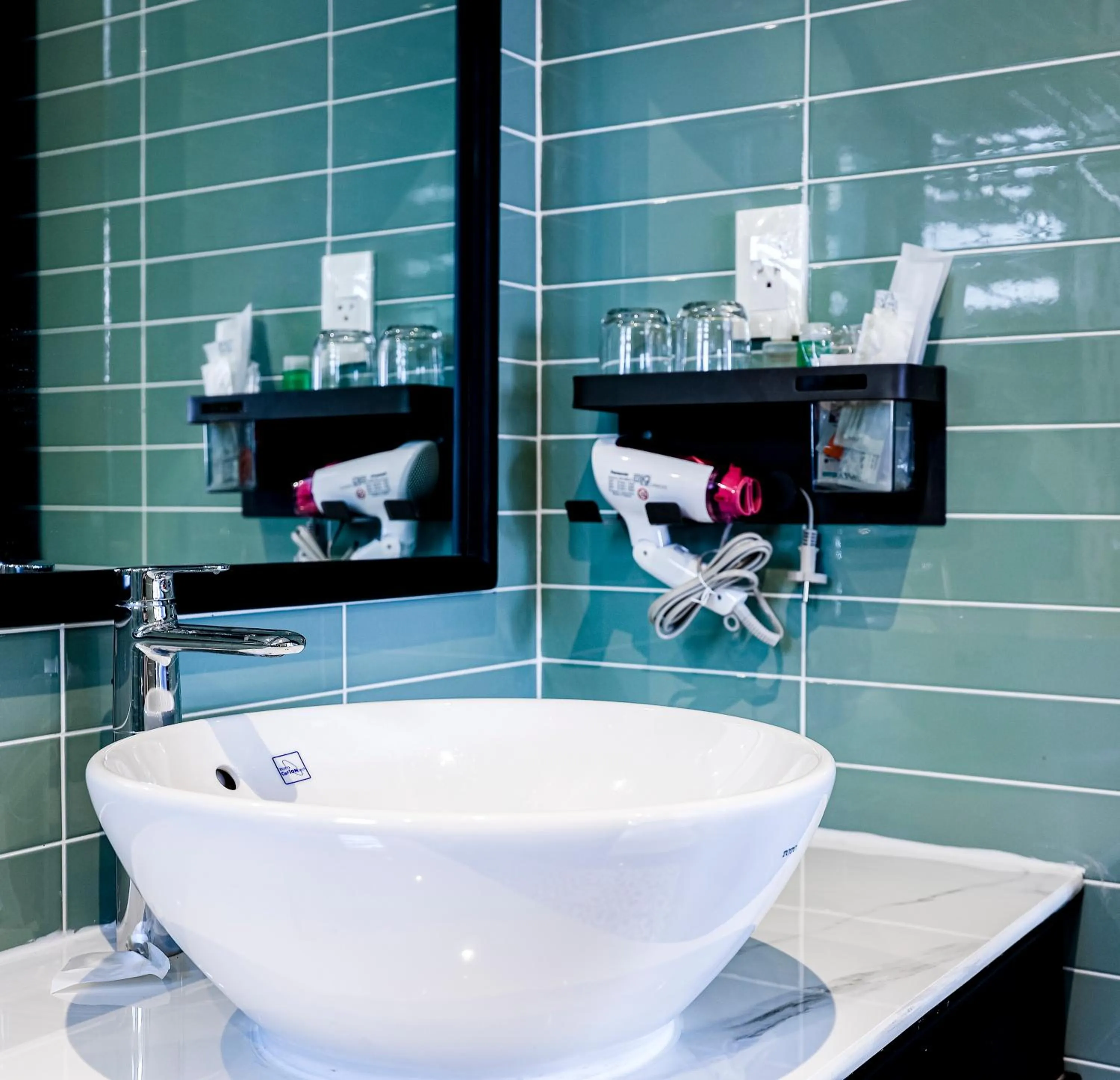 Shower in SUNSET BAY RETREAT