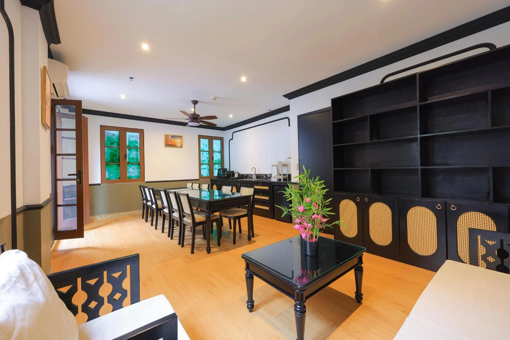 Dining area, Bed in SUNSET BAY RETREAT