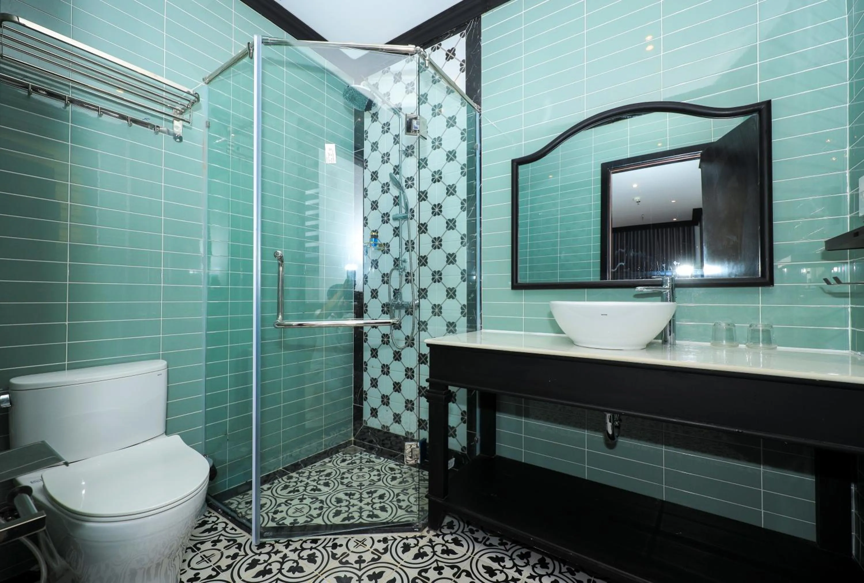 Shower in SUNSET BAY RETREAT