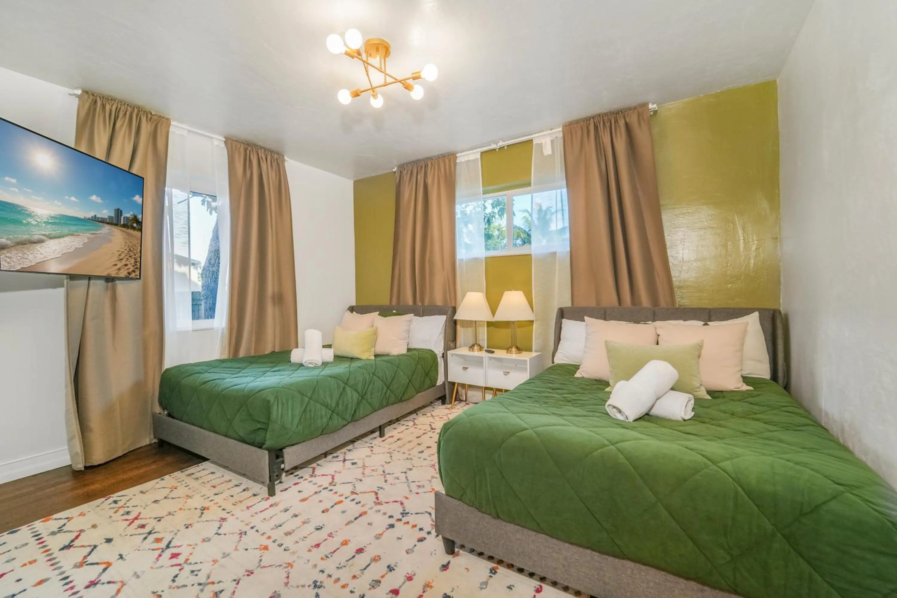 Bed in La Playita 4-BR Heated Pool Miami 16 Guests