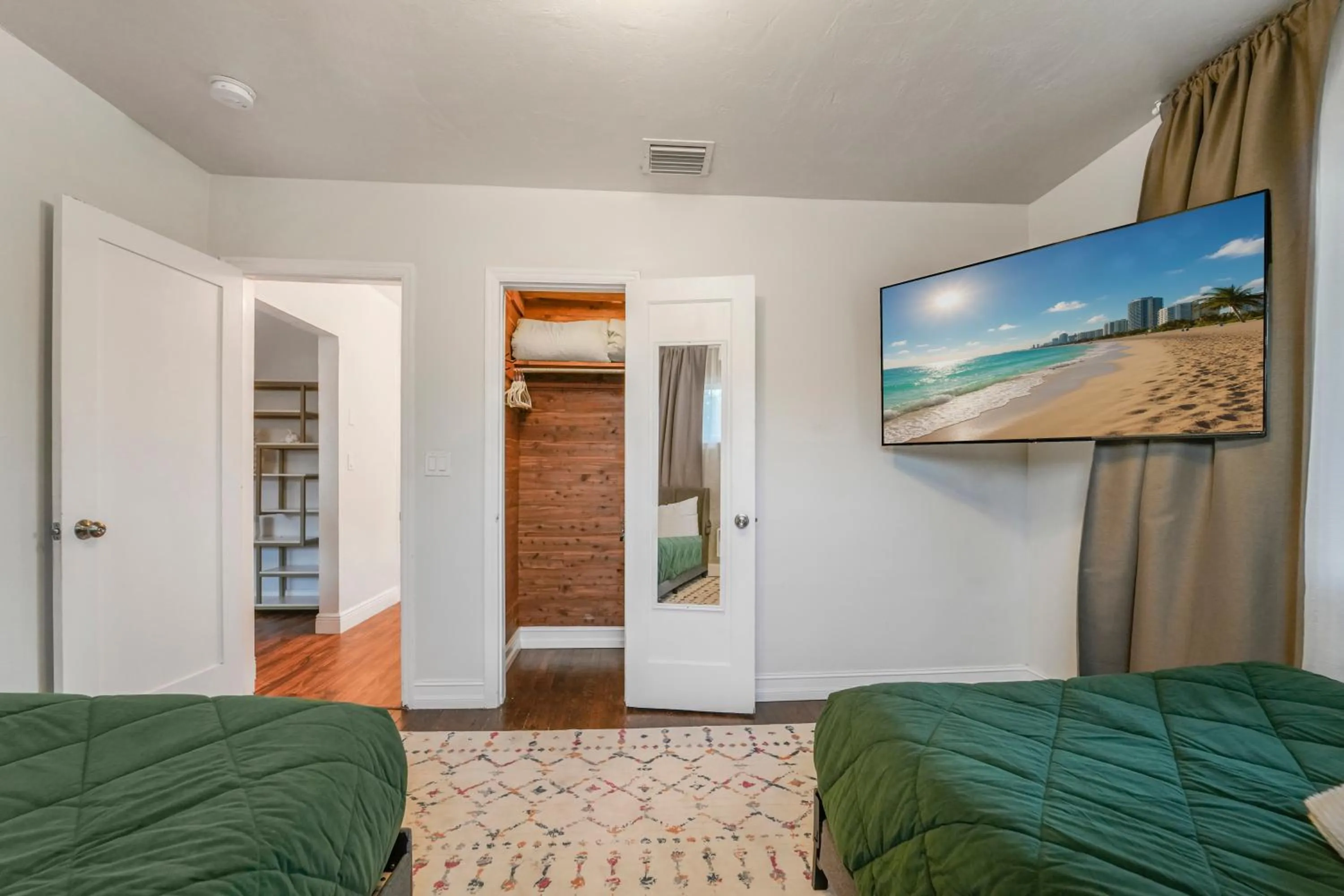 Bed in La Playita 4-BR Heated Pool Miami 16 Guests