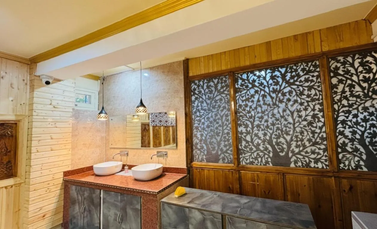 Restaurant/places to eat in THE JAMAWAR