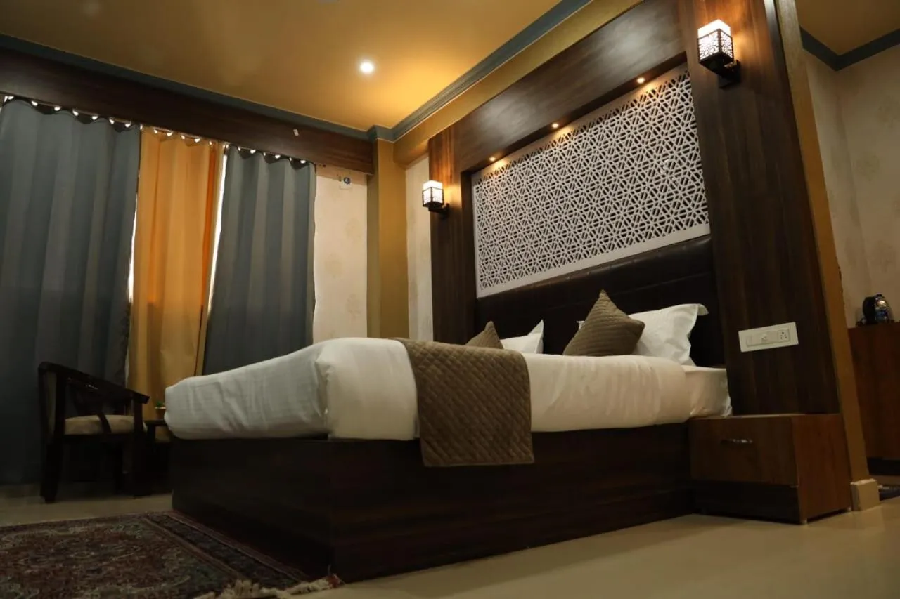 Photo of the whole room, Bed in THE JAMAWAR
