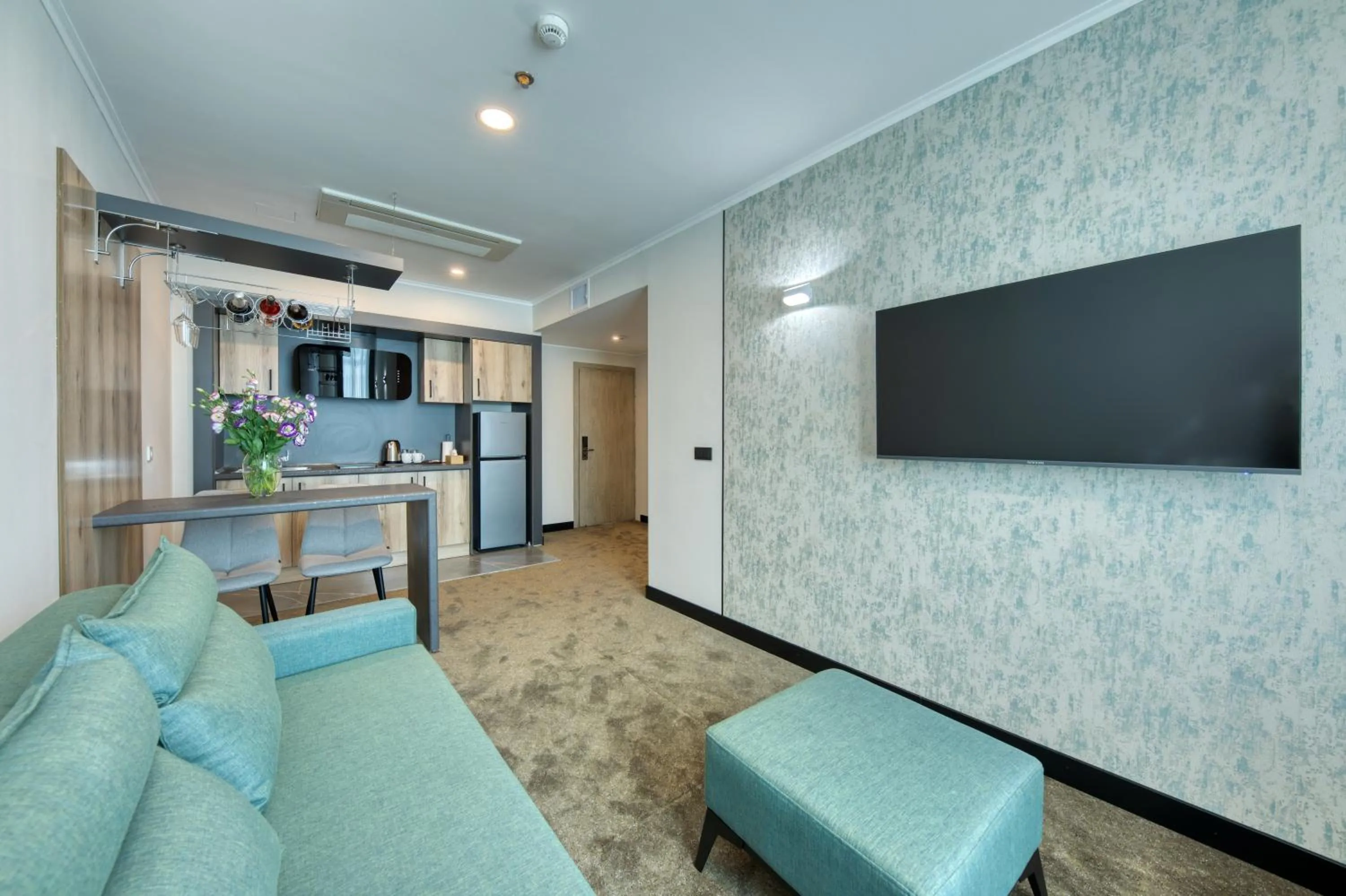 Communal lounge/ TV room in Expocore Hotel