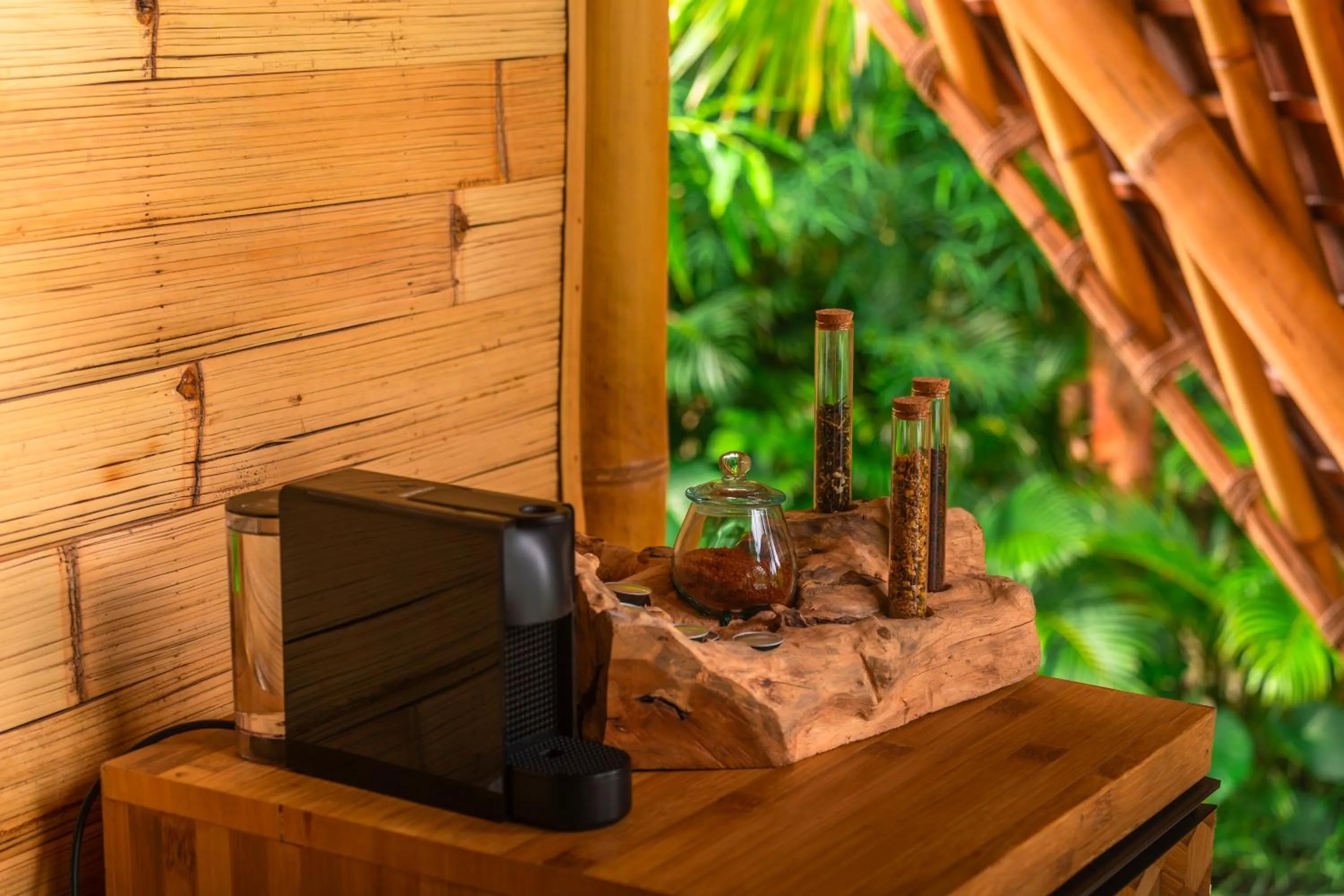 Coffee/tea facilities in Bambootel Sawah View