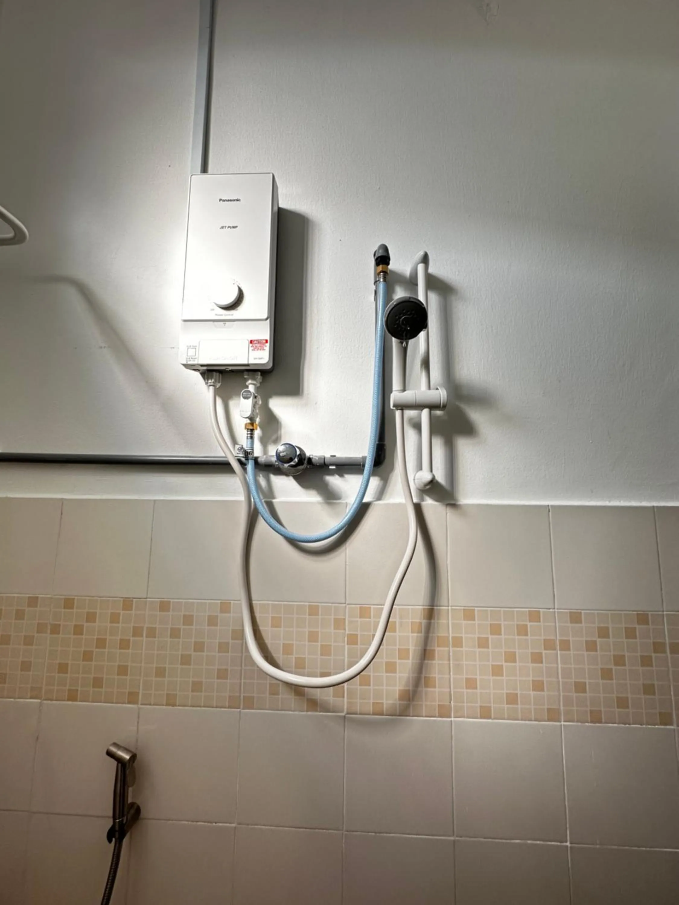 Shower in Jiaxin Dormitory-Setia Indah 家馨青年旅宿