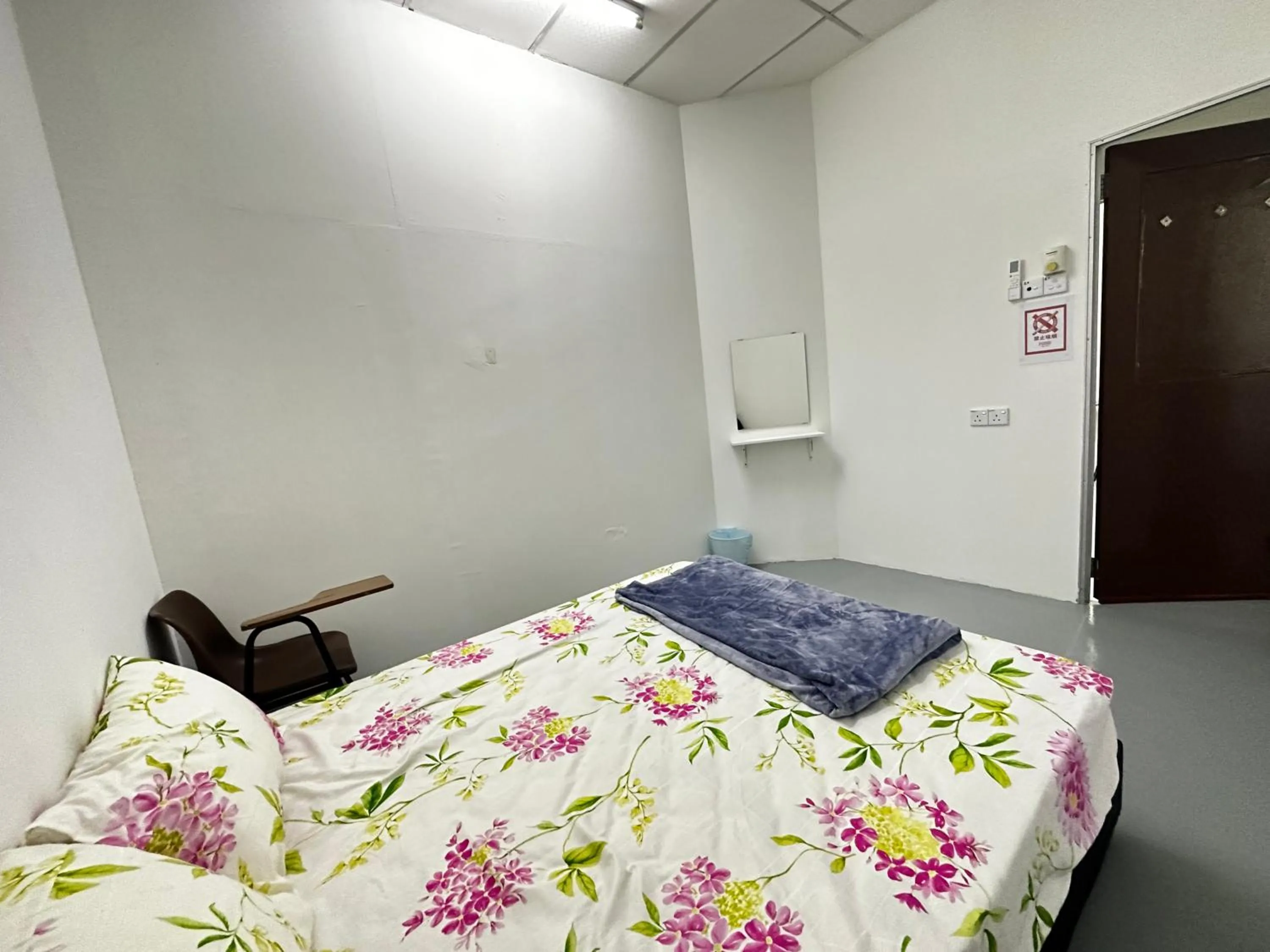 Photo of the whole room, Bed in Jiaxin Dormitory-Setia Indah 家馨青年旅宿