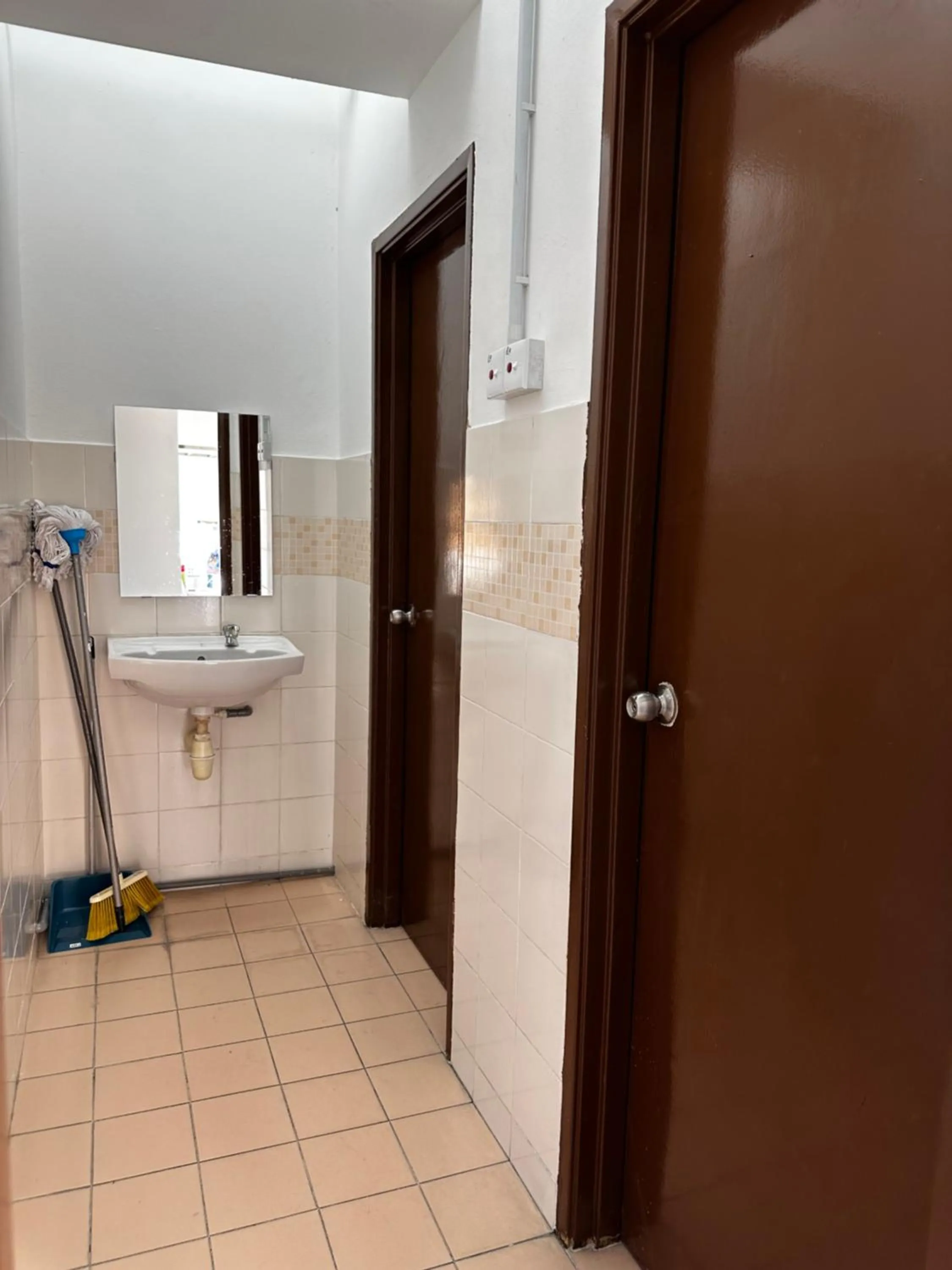 Shower in Jiaxin Dormitory-Setia Indah 家馨青年旅宿