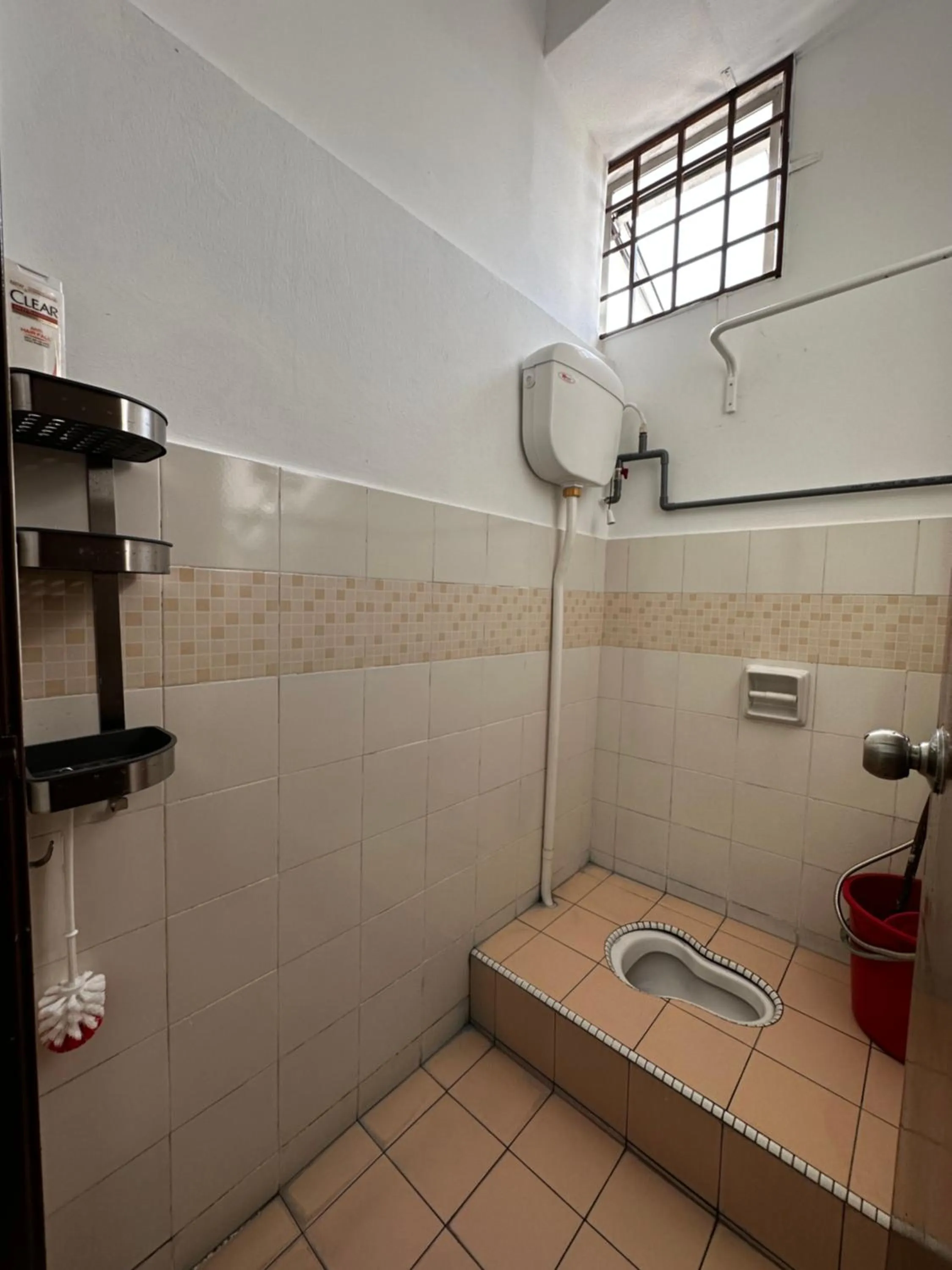 Shower in Jiaxin Dormitory-Setia Indah 家馨青年旅宿