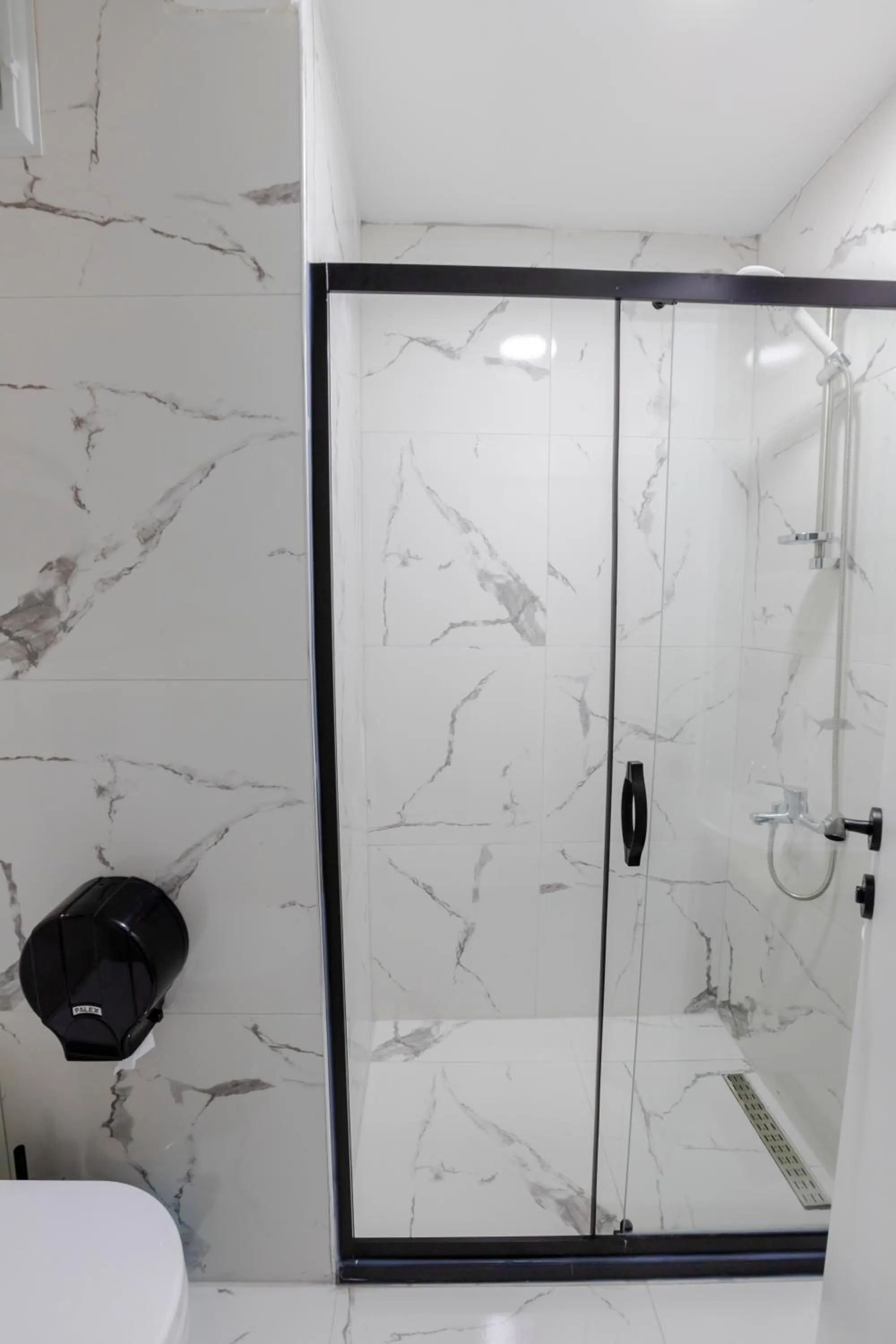 Shower in ACAR AIRPORT +PLUS