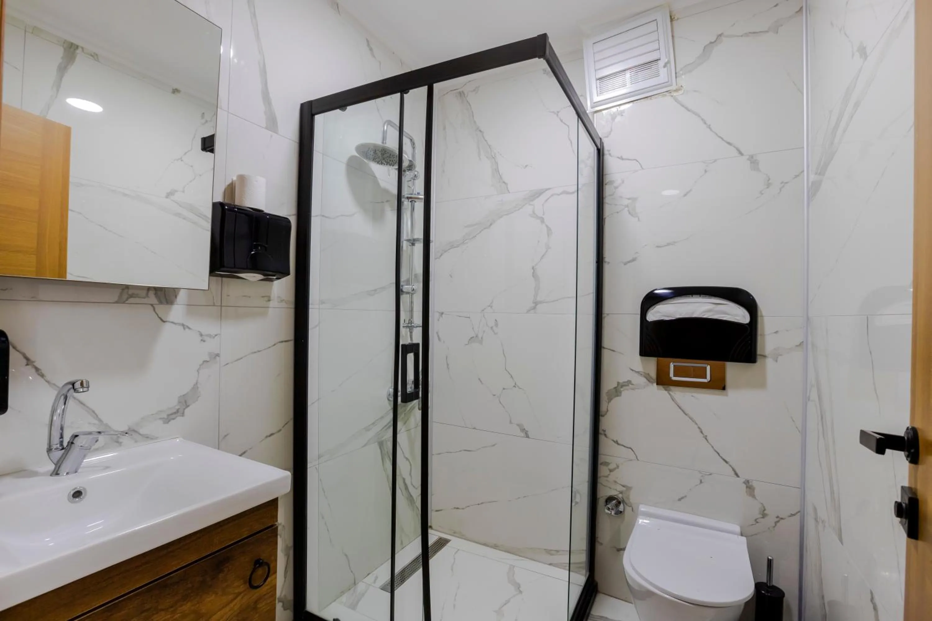 Shower in ACAR AIRPORT +PLUS