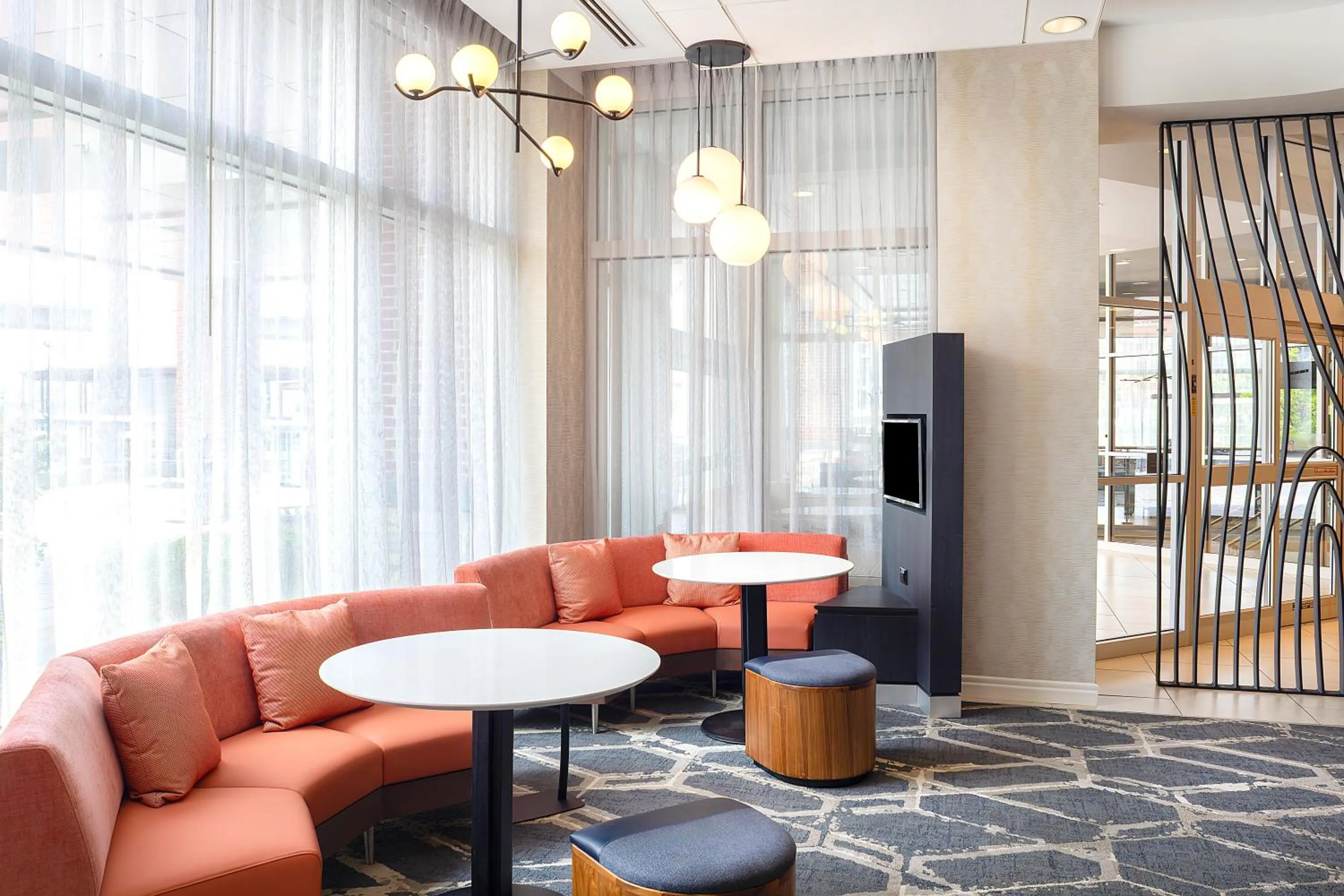 Communal lounge/ TV room in Courtyard by Marriott Buffalo Downtown/Canalside