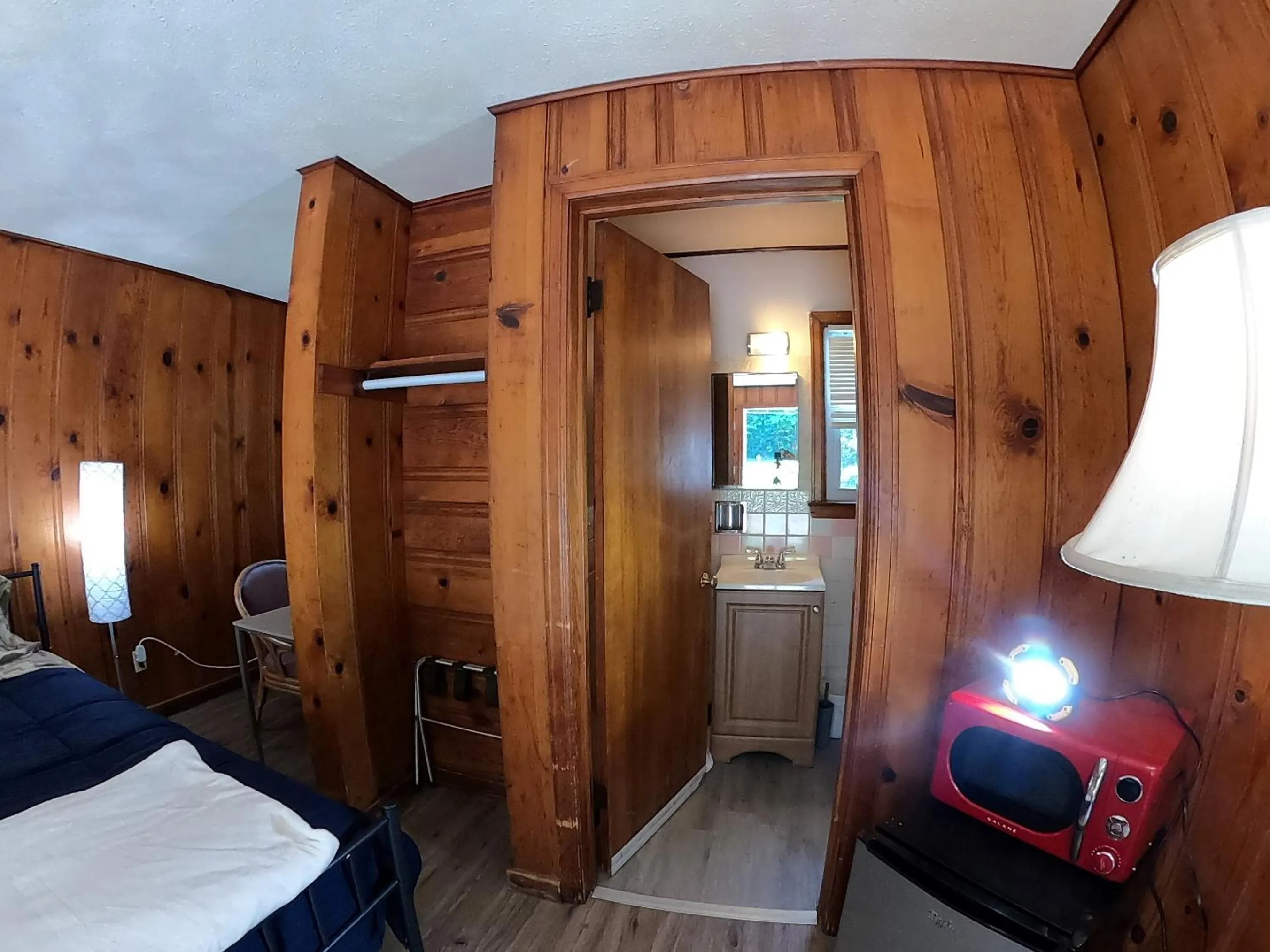 Bathroom, Bed in Heart of the Berkshires Motel