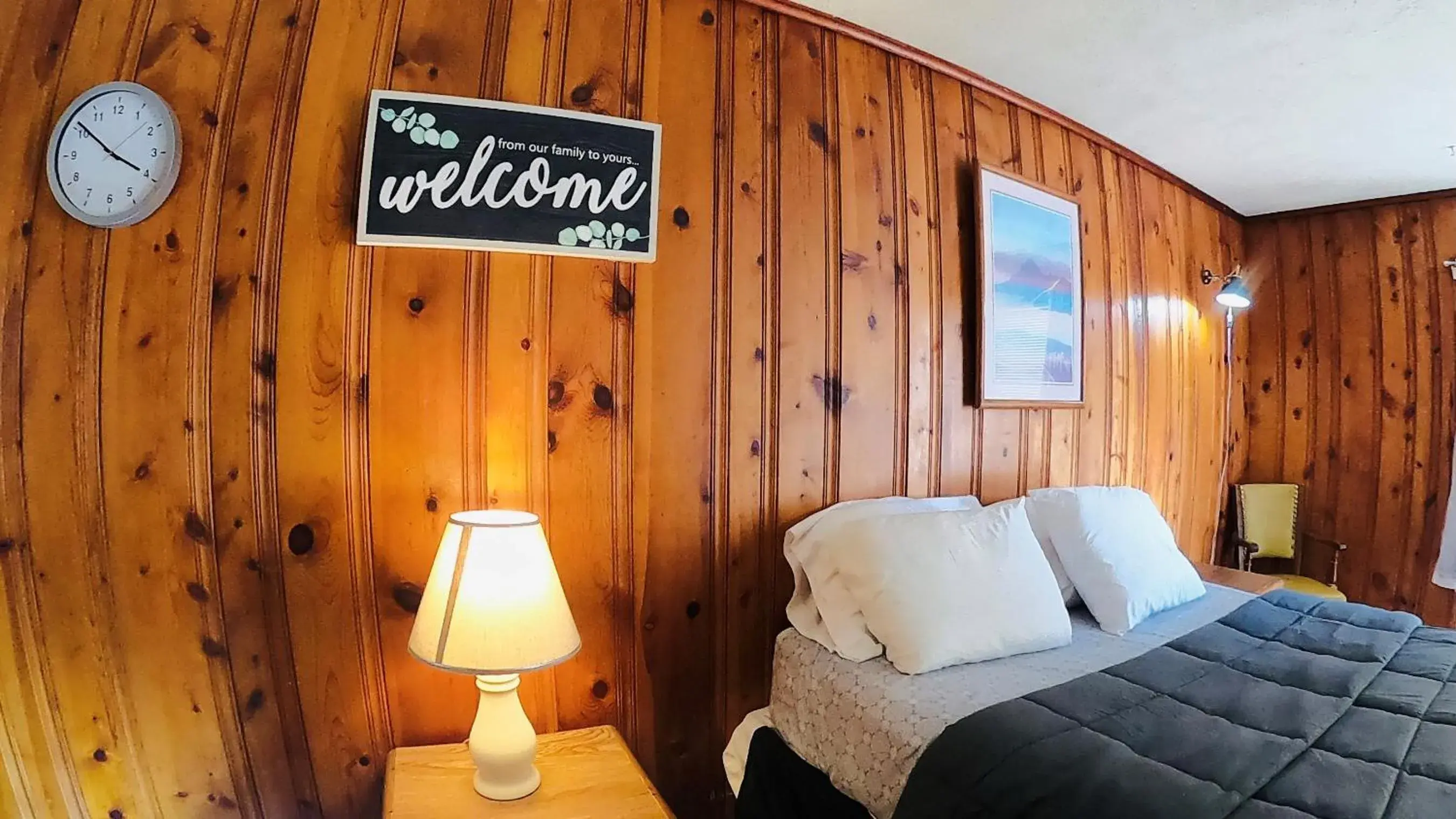 Queen Room in Heart of the Berkshires Motel Queen Room in Heart of the Berkshires Motel
