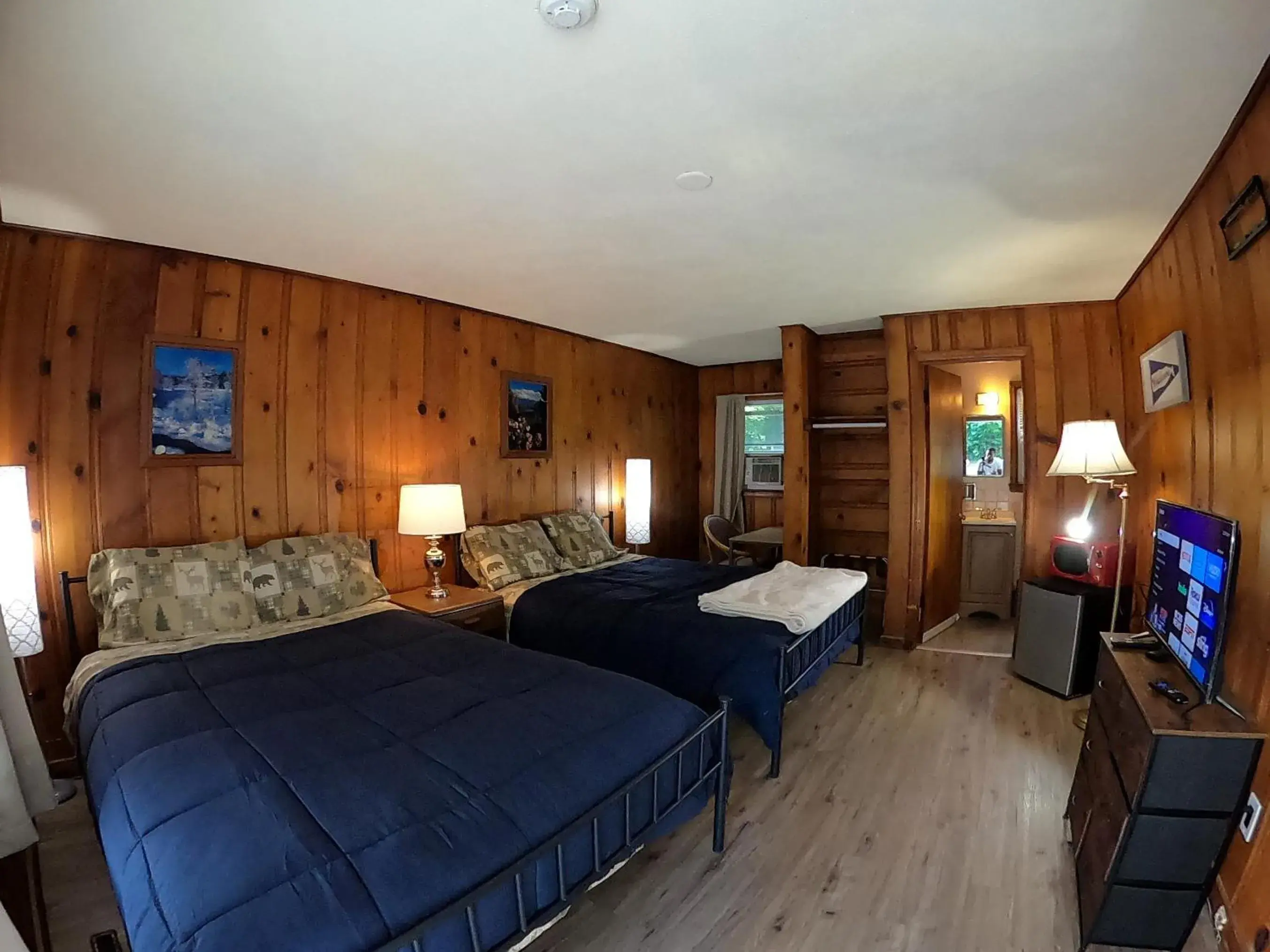 Deluxe Queen Room in Heart of the Berkshires Motel Deluxe Queen Room in Heart of the Berkshires Motel