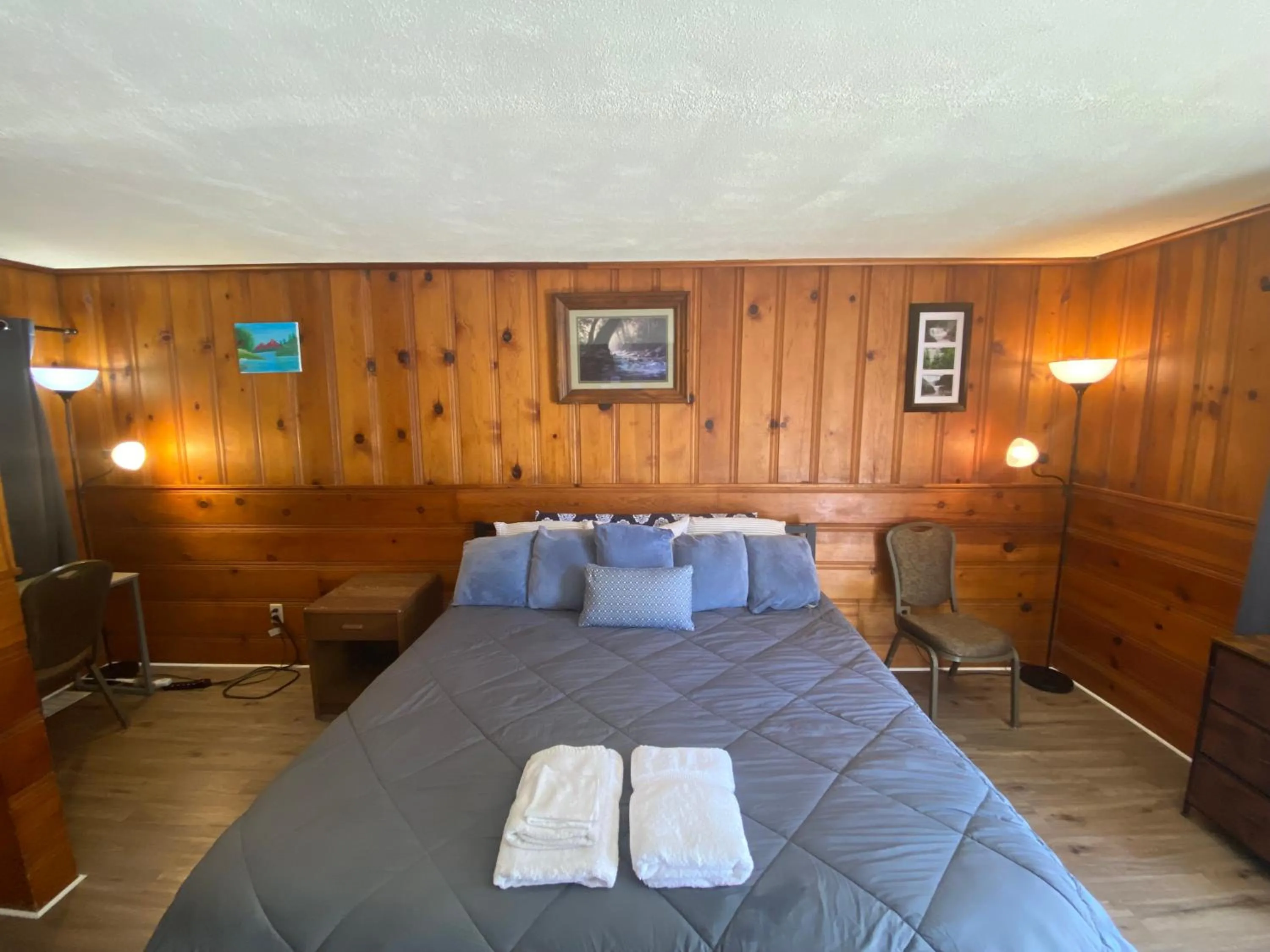 Bedroom, Bed in Heart of the Berkshires Motel