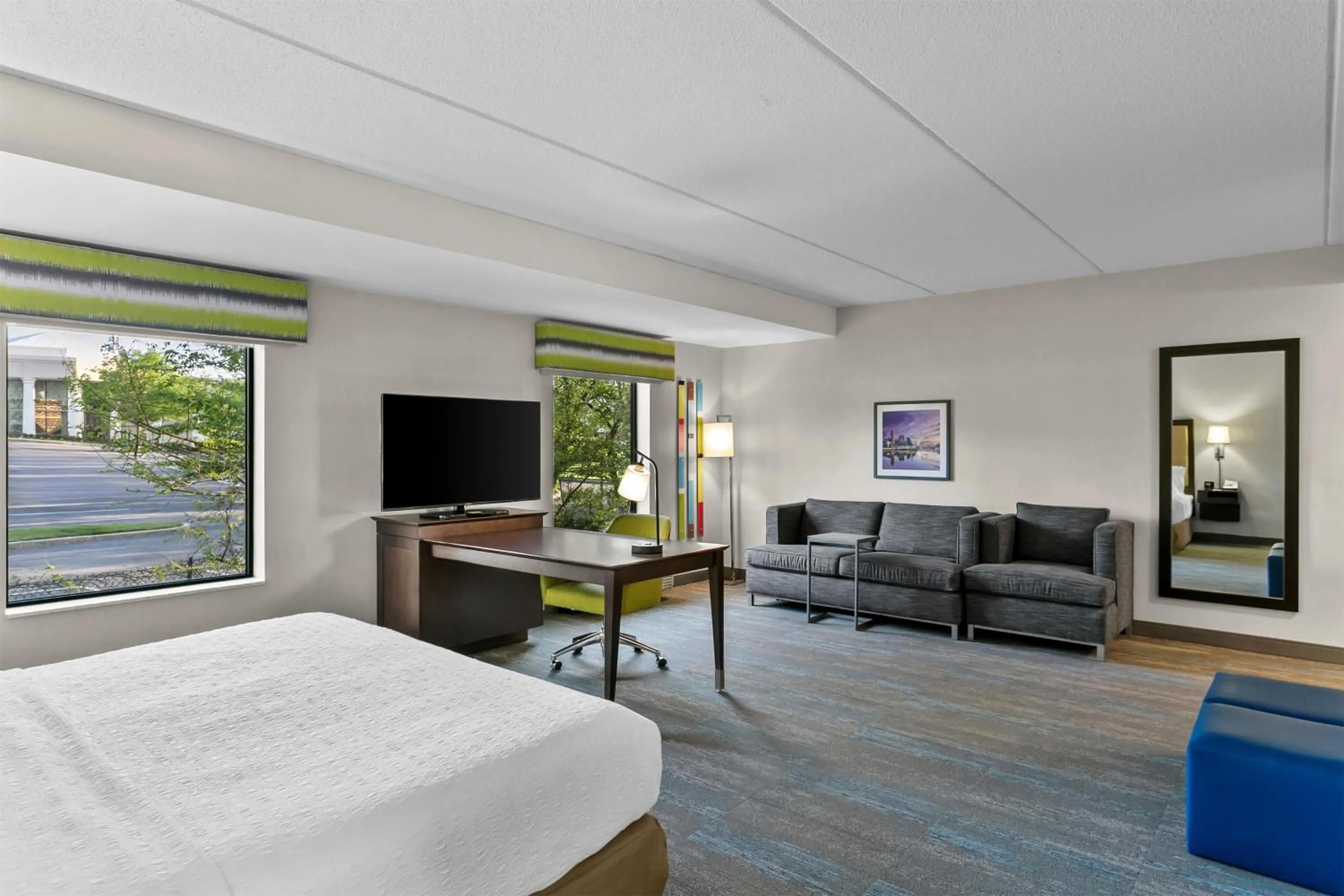 Living room, Bed in Hampton Inn & Suites Baltimore/Woodlawn