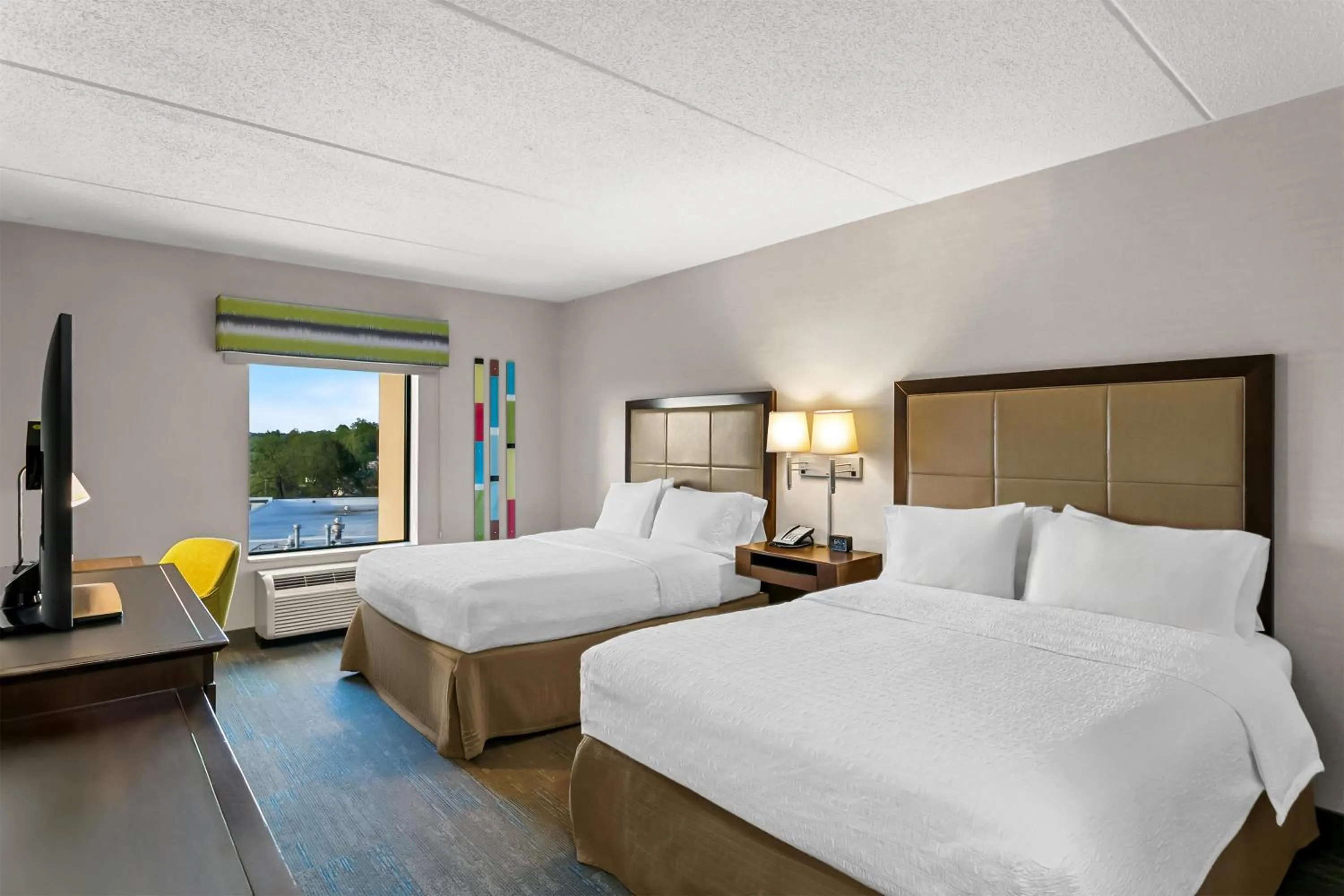 Bed in Hampton Inn & Suites Baltimore/Woodlawn