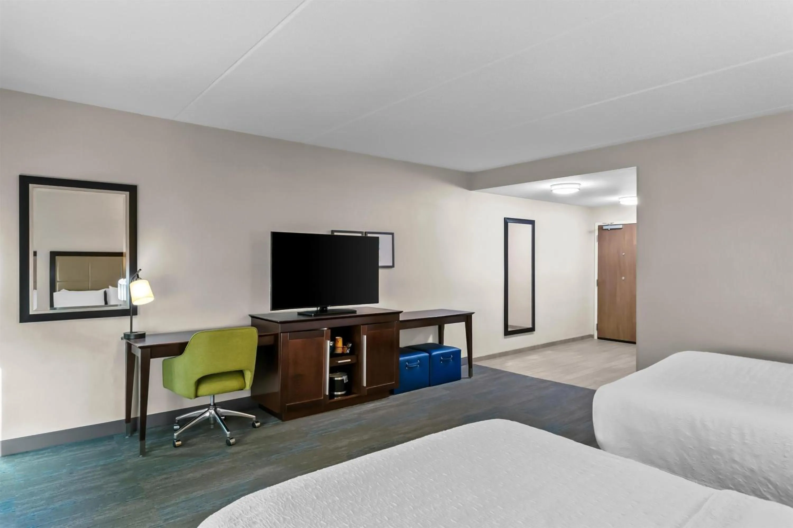 Bed in Hampton Inn & Suites Baltimore/Woodlawn