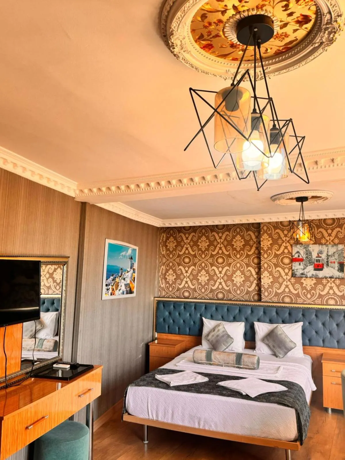 Communal lounge/ TV room, Bed in GOLDEN PALACE SEA ViEW