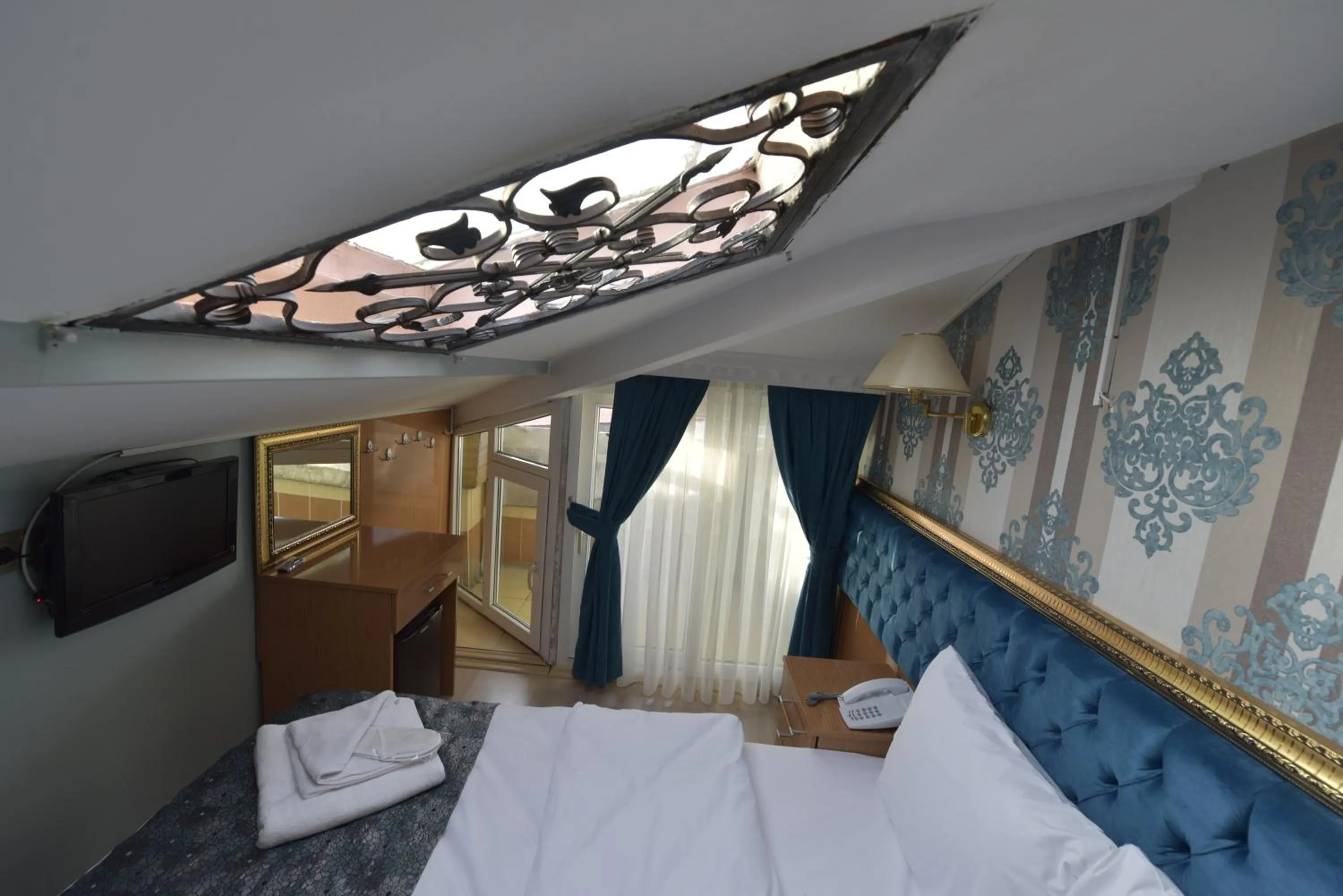 Photo of the whole room, Bed in GOLDEN PALACE SEA ViEW