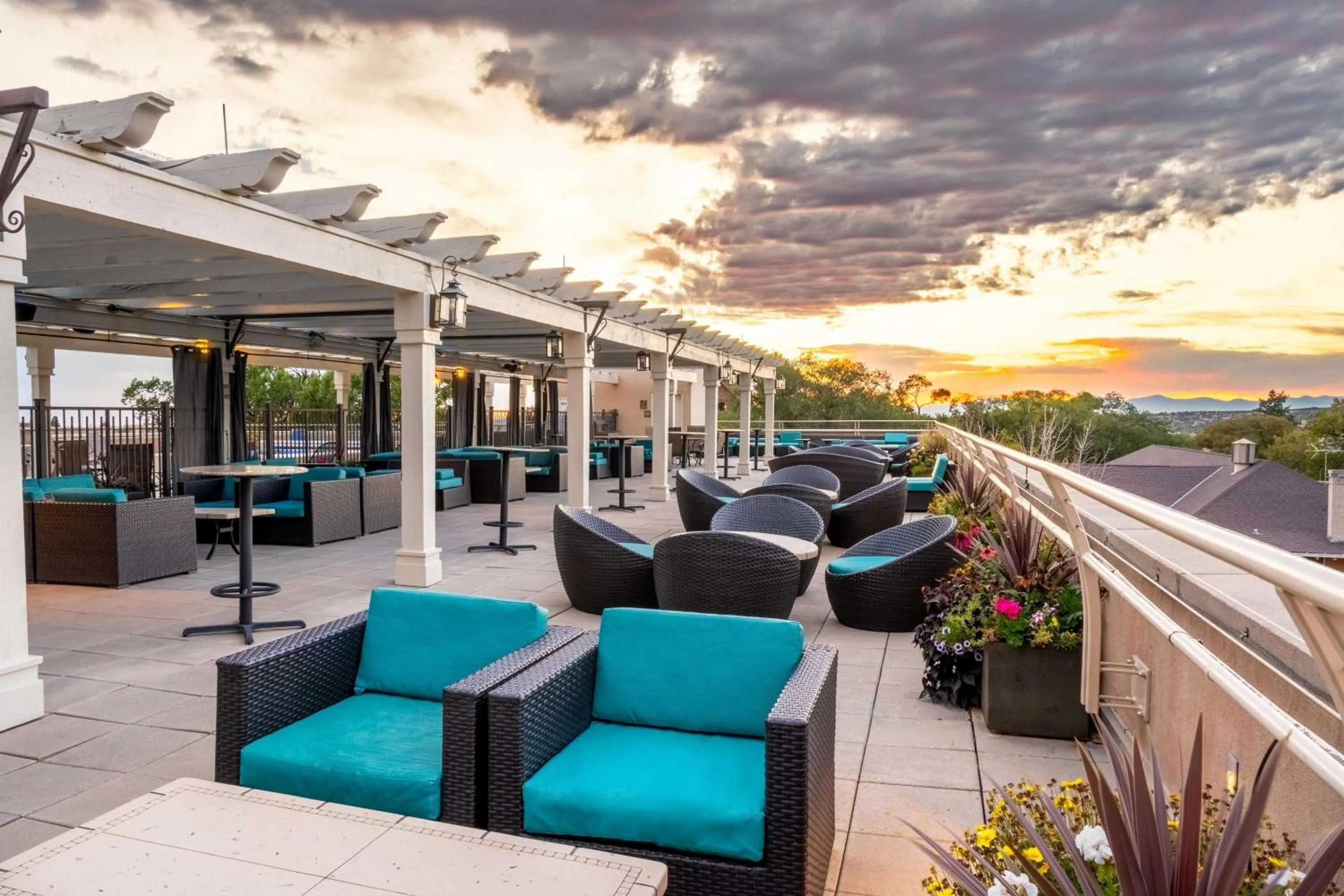 Lounge or bar in Drury Plaza Hotel in Santa Fe