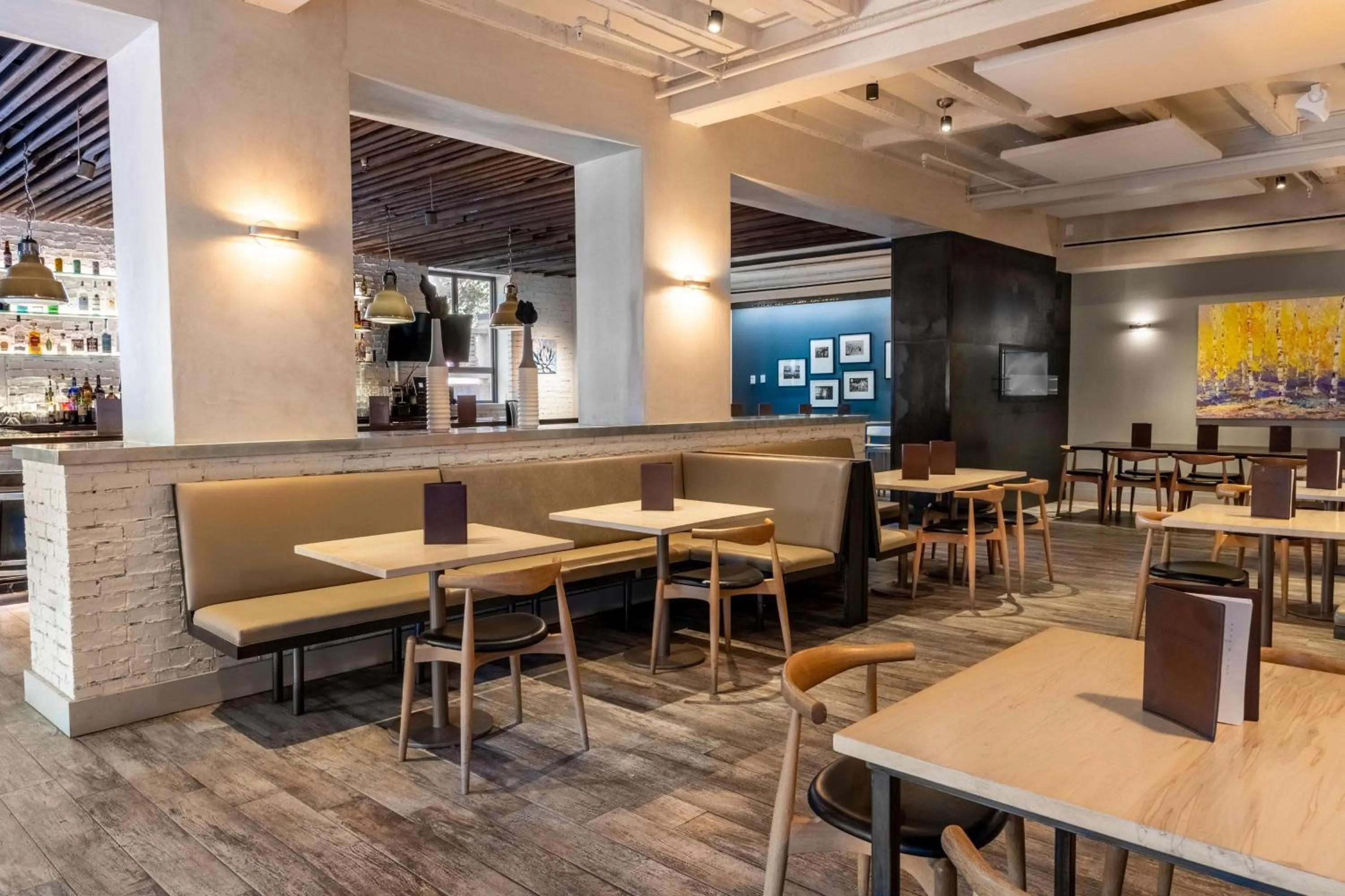 Lounge or bar in Drury Plaza Hotel in Santa Fe